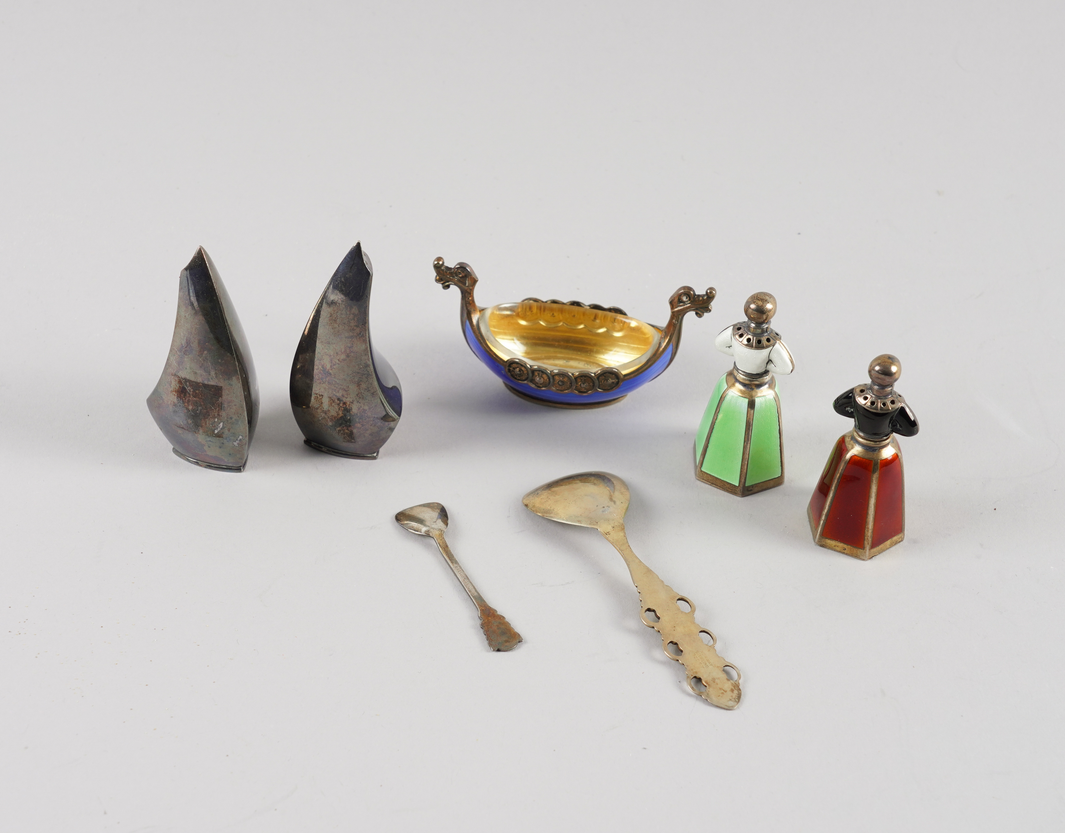 A PAIR OF NORWEGIAN STERLING SILVER AND ENAMELLED PEPPERETTES AND FIVE FURTHER ITEMS (7) - Image 3 of 3