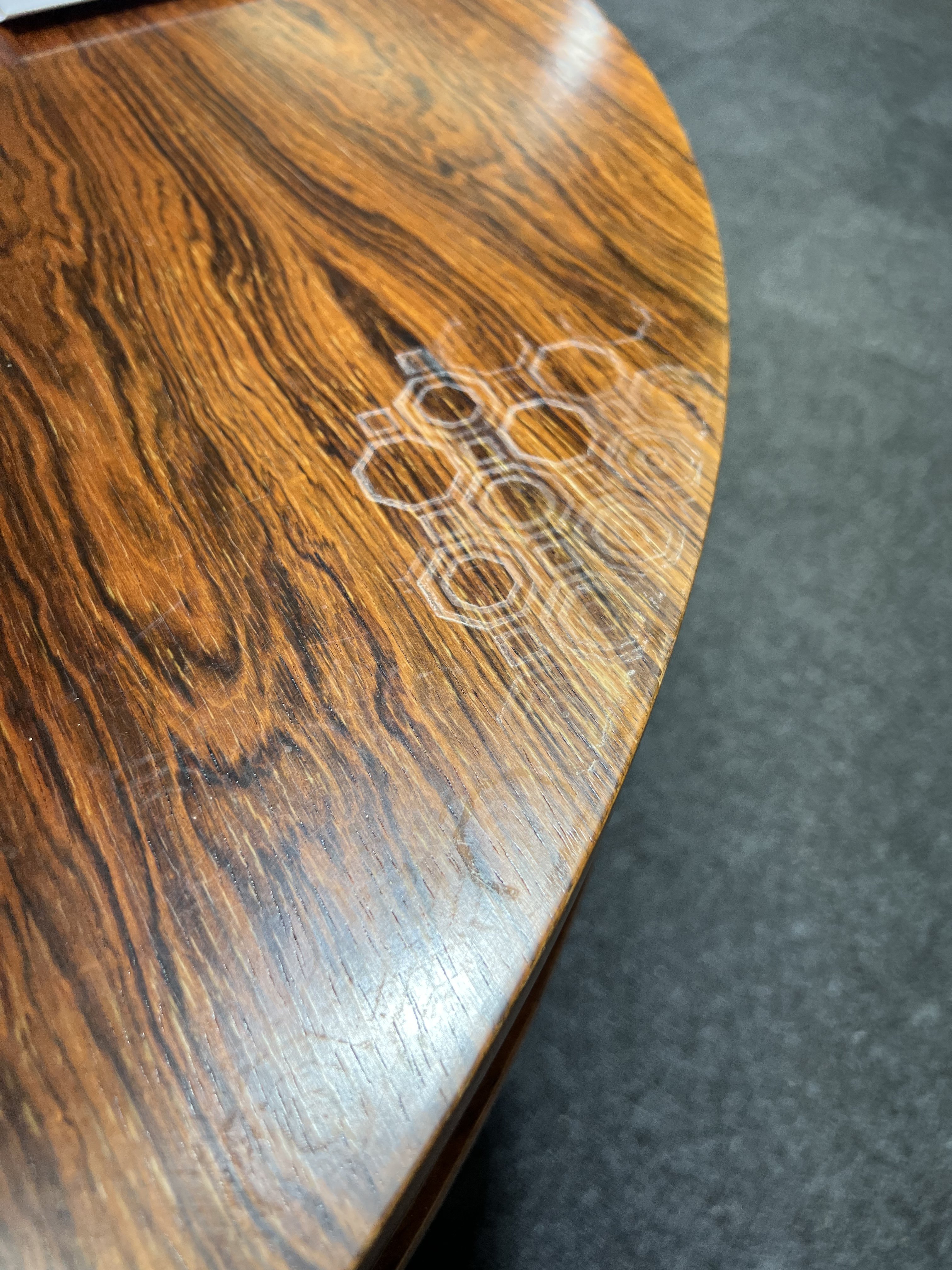 PROBABLY ARCHIE SHINE FOR HEALS FURNITURE; A MID-20TH CENTURY ROSEWOOD CIRCULAR DINING TABLE - Image 5 of 11