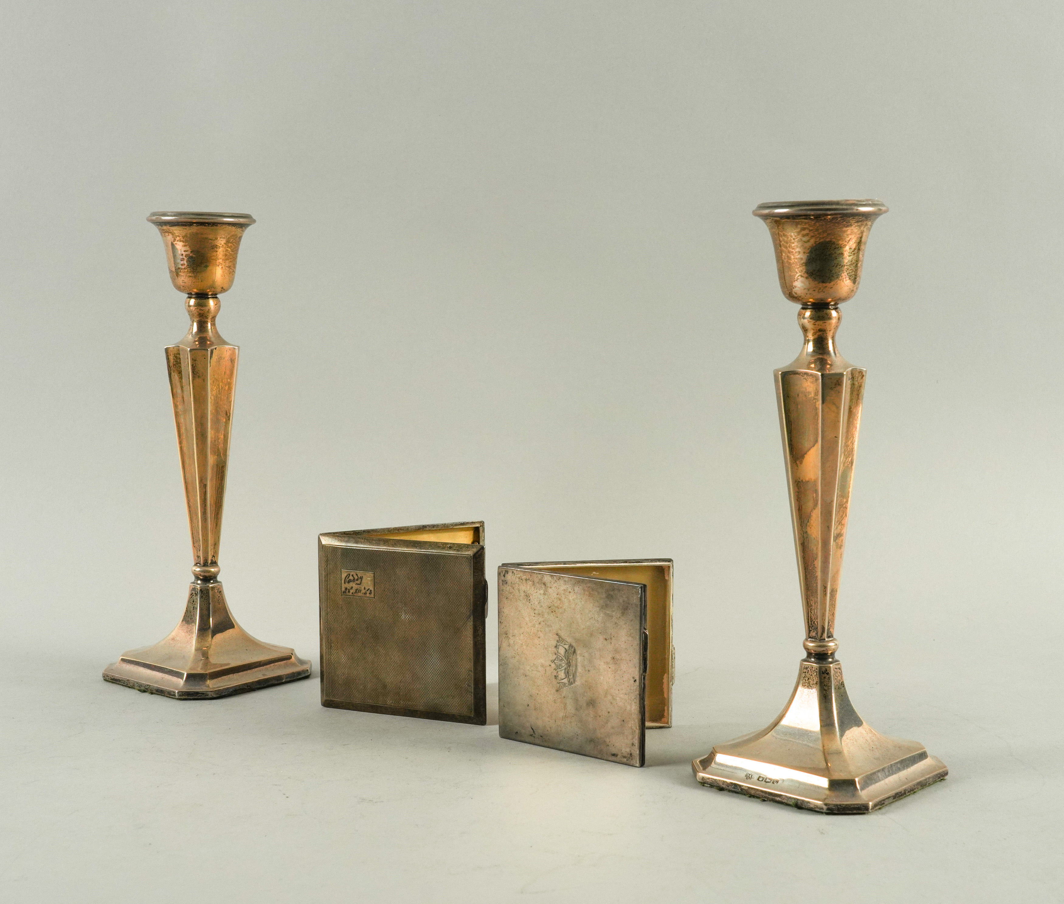 A PAIR OF SILVER CANDLESTICKS, A CIGARETTE CASE AND A LADY'S COMPACT (4) - Image 2 of 3