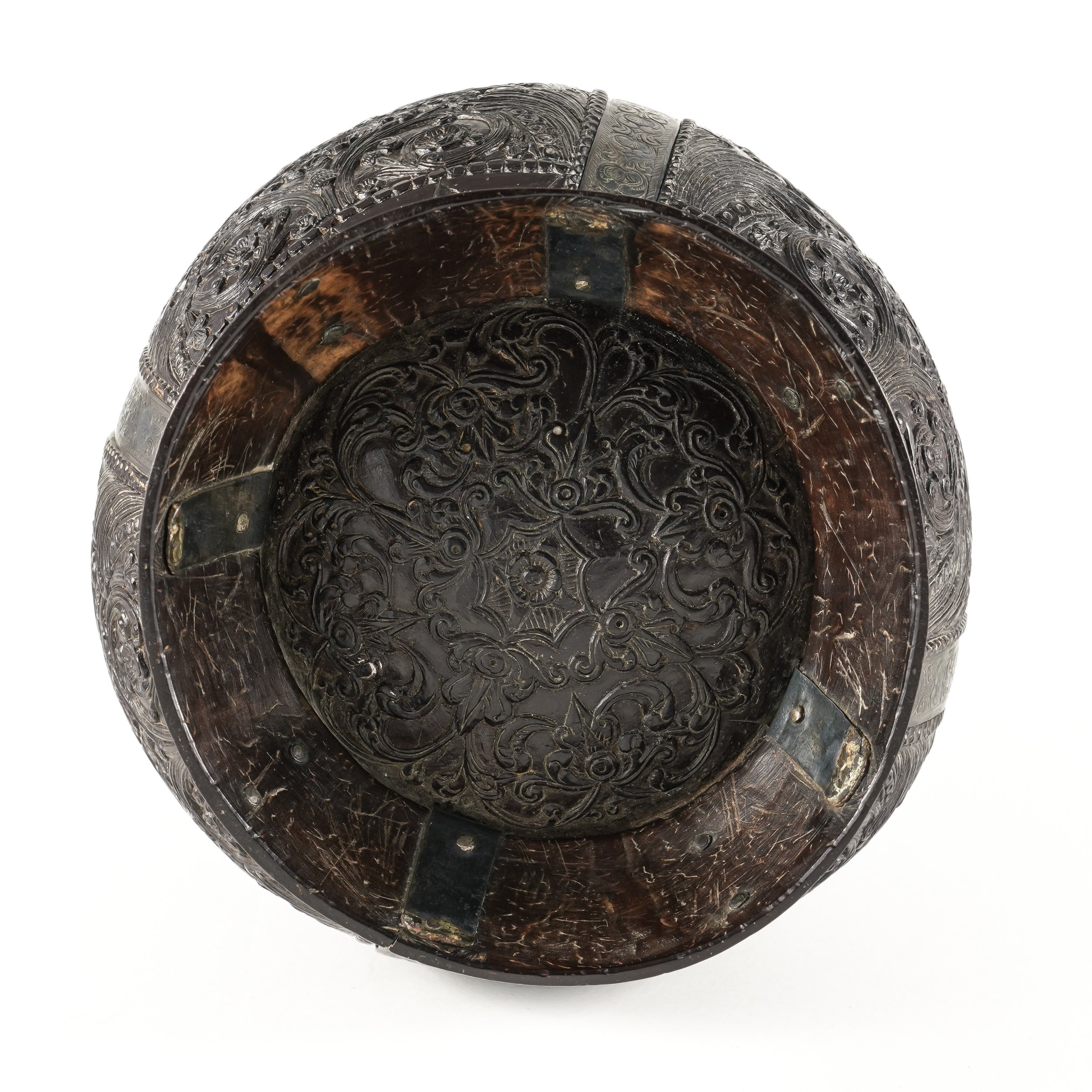 A SOUTH EAST ASIAN RELIEF CARVED AND SILVER METAL MOUNTED COCONUT CUP AND COVER - Image 7 of 14