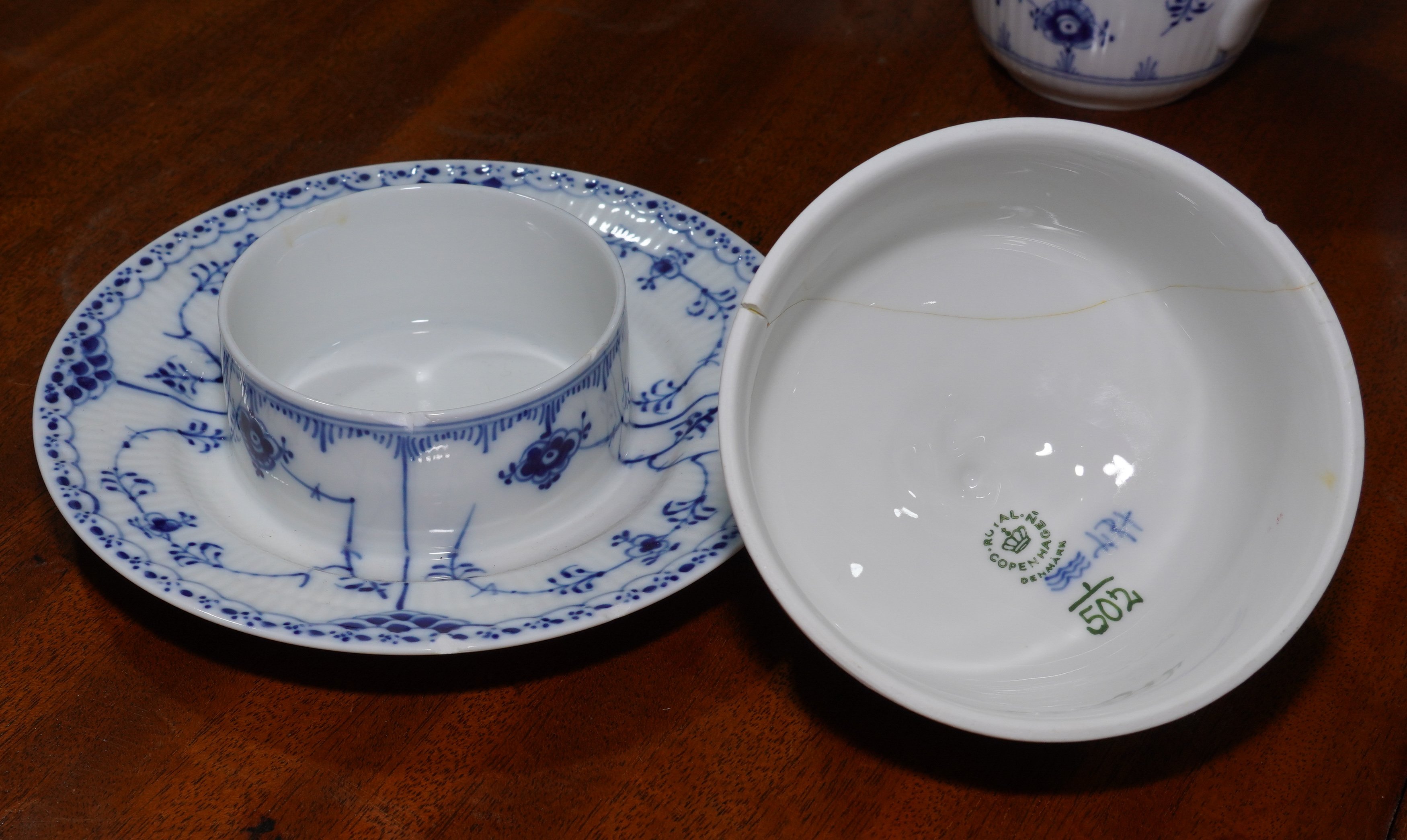 A ROYAL COPENHAGEN ASSEMBLED BLUE AND WHITE TABLE SERVICE - Image 11 of 12