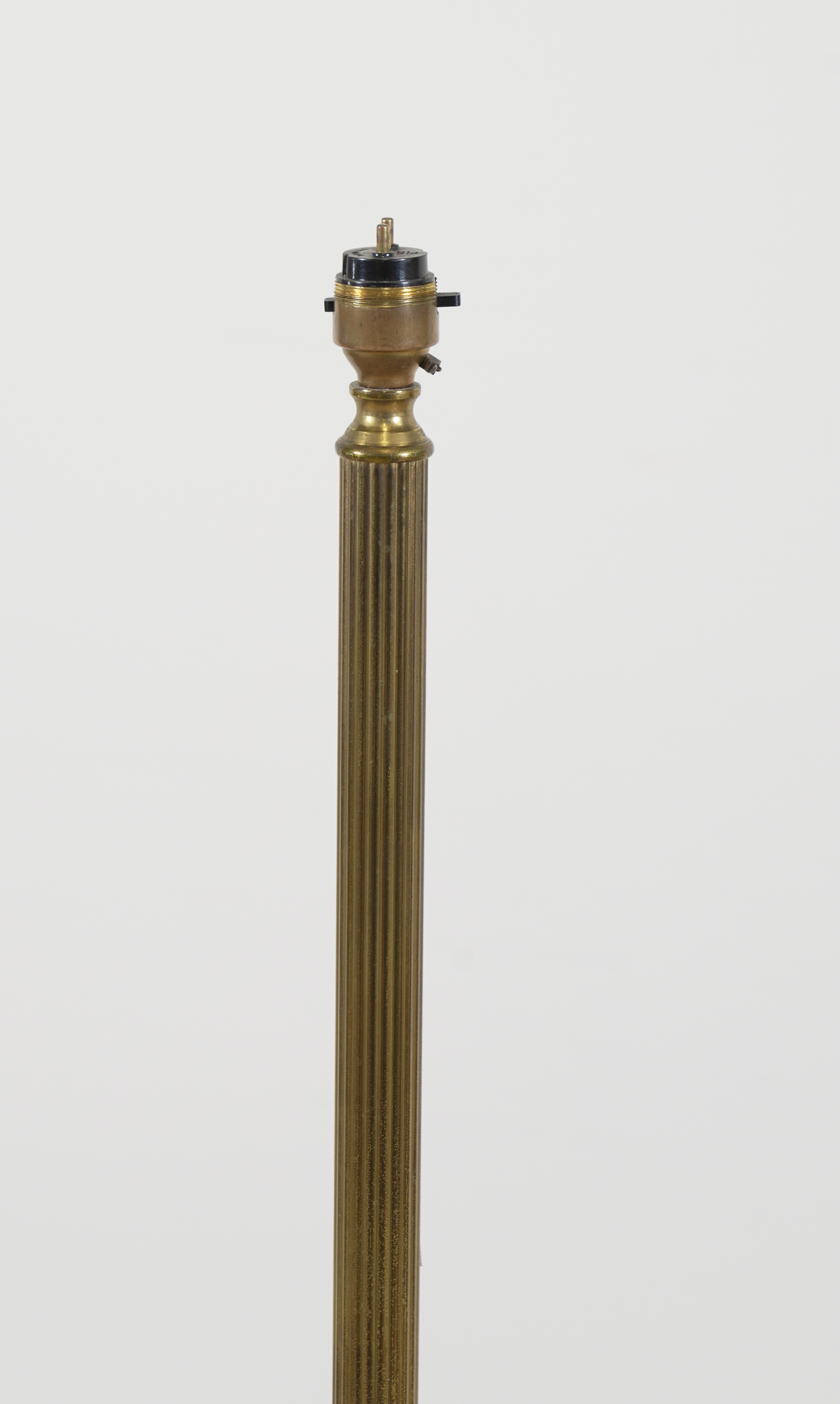 A PAIR OF BRASS FLUTED FLOOR STANDING LIGHTS (2) - Image 3 of 3