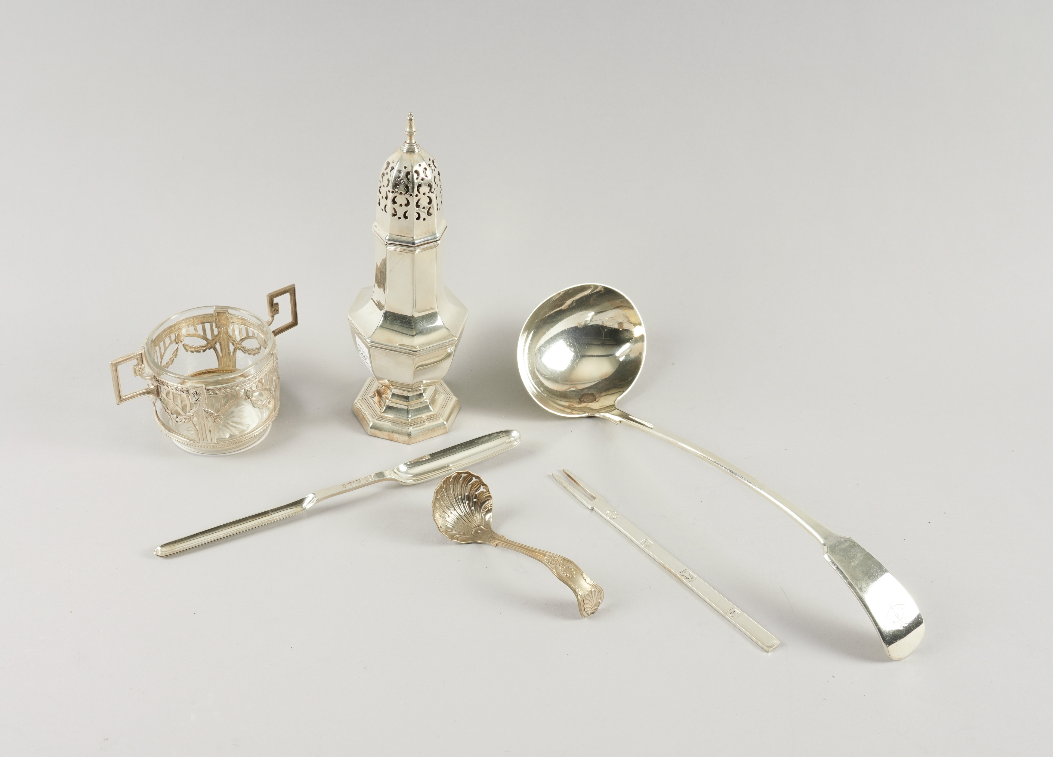 A SILVER SUGAR CASTER AND FIVE FURTHER ITEMS (6) - Image 2 of 3