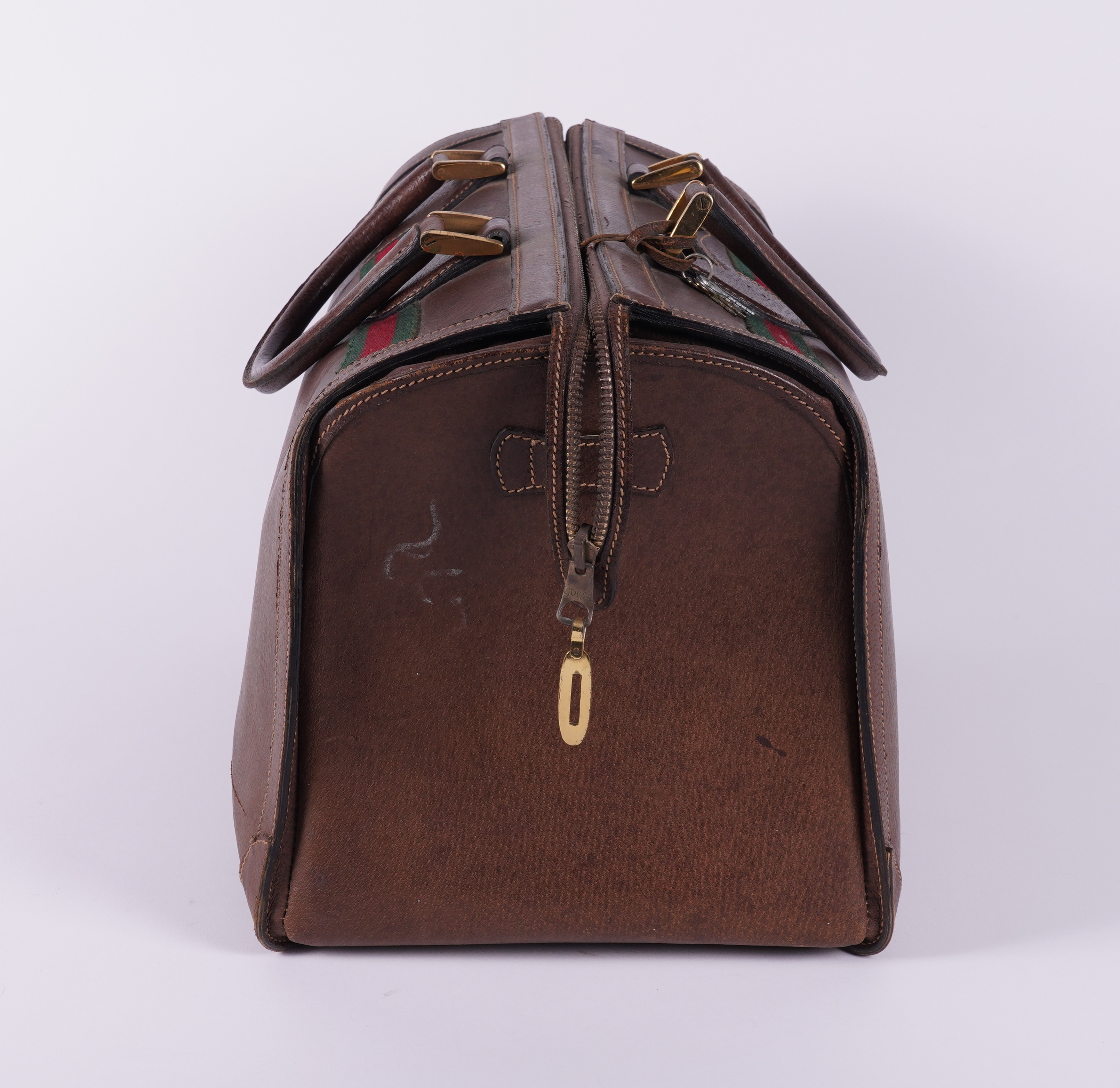 GUCCI: A BROWN LEATHER HOLDALL - Image 2 of 6