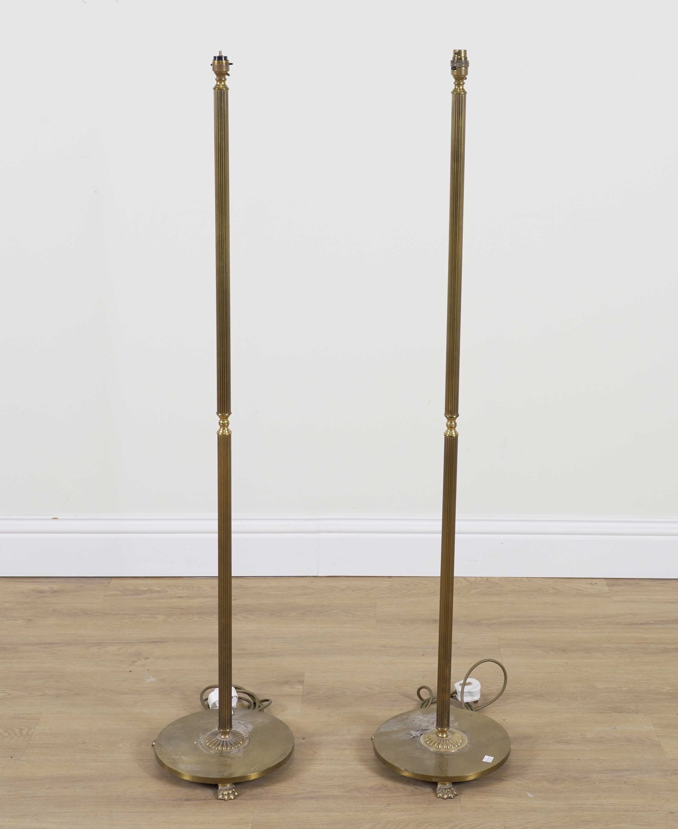 A PAIR OF BRASS FLUTED FLOOR STANDING LIGHTS (2) - Image 2 of 3