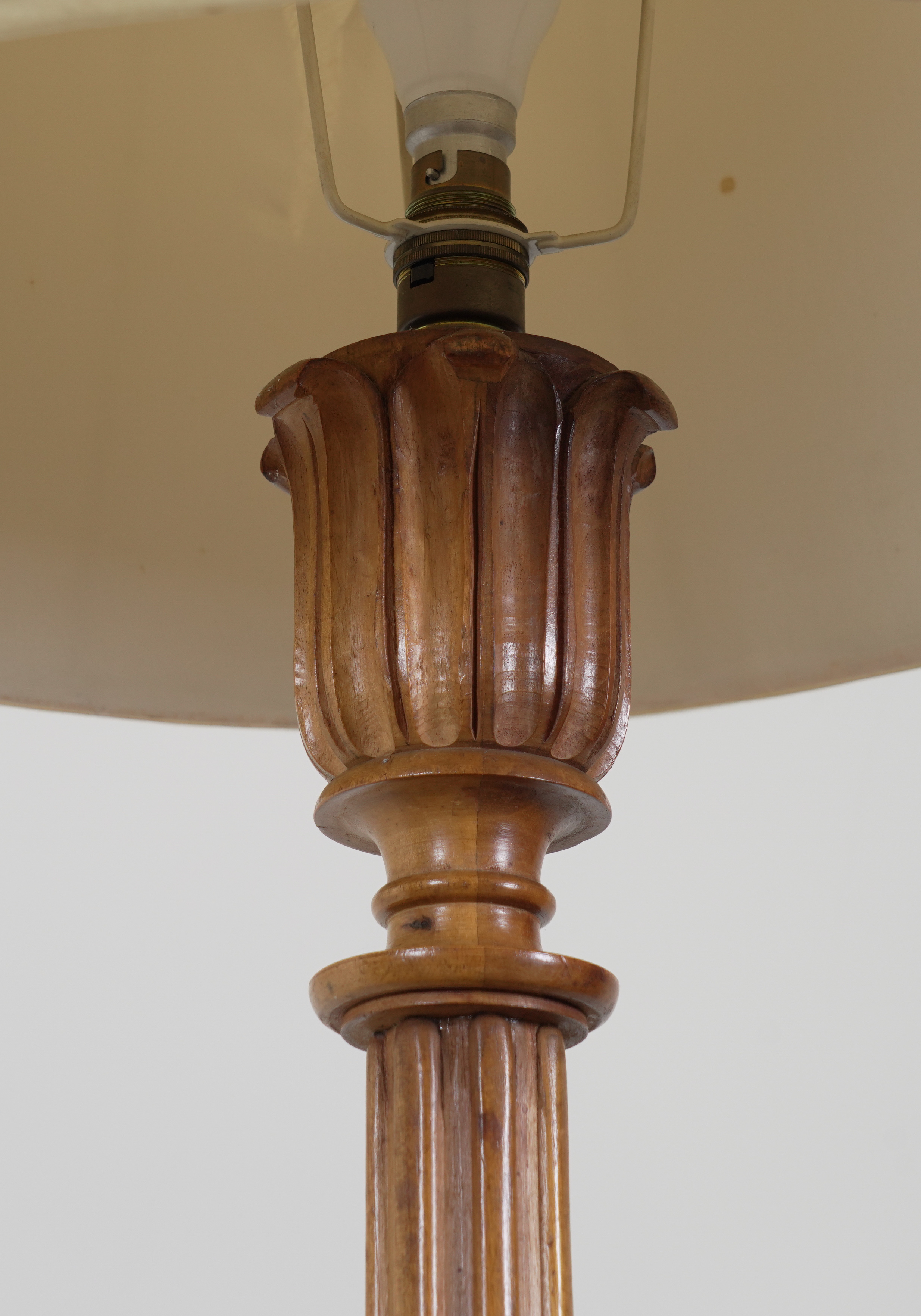 AN EARLY 20TH CENTURY FRENCH CARVED WALNUT STANDARD LAMP - Image 3 of 3