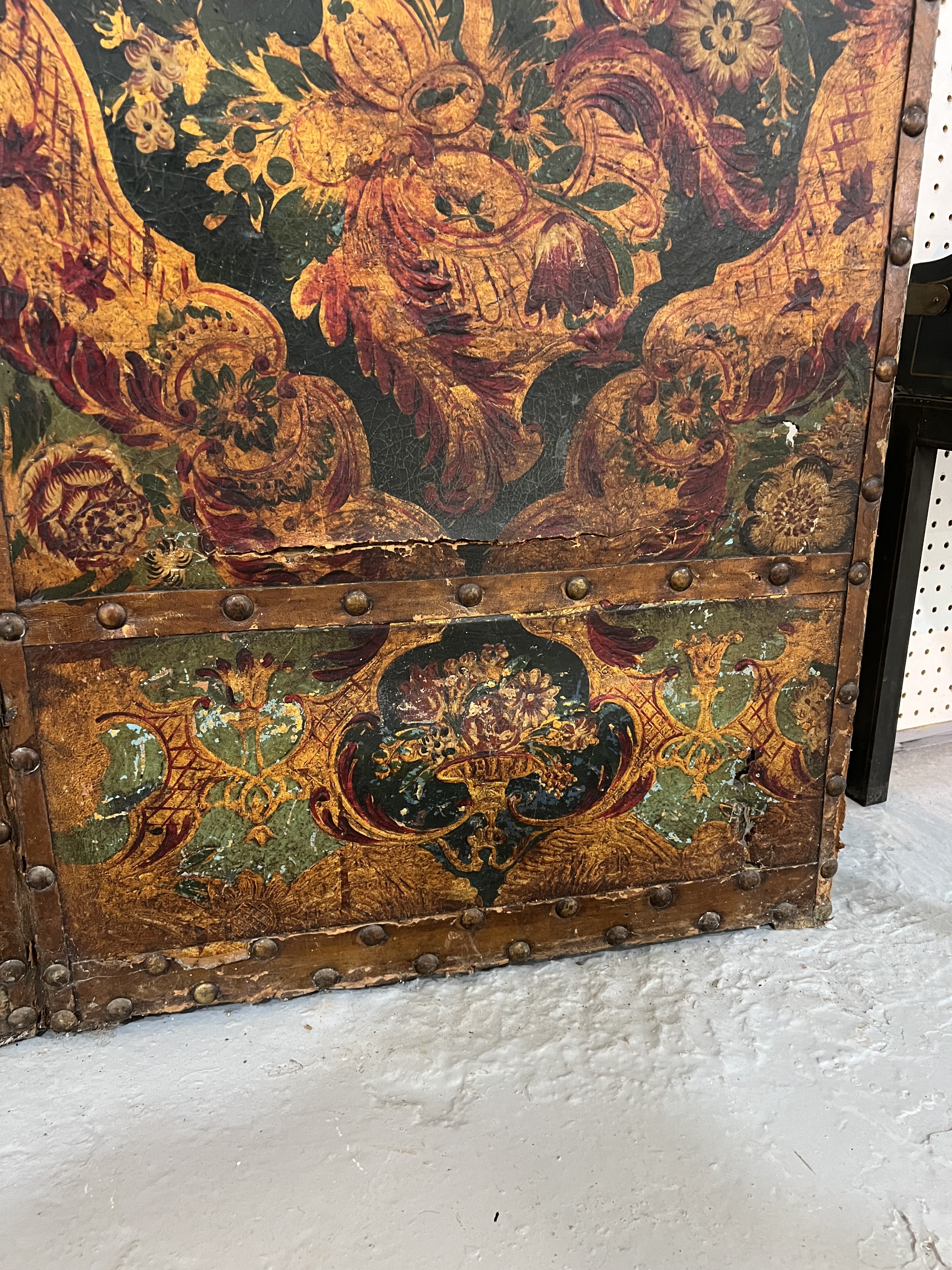 A 19TH CENTURY ITALIAN EMBOSSED PAINTED LEATHER FOUR FOLD SCREEN - Image 11 of 15