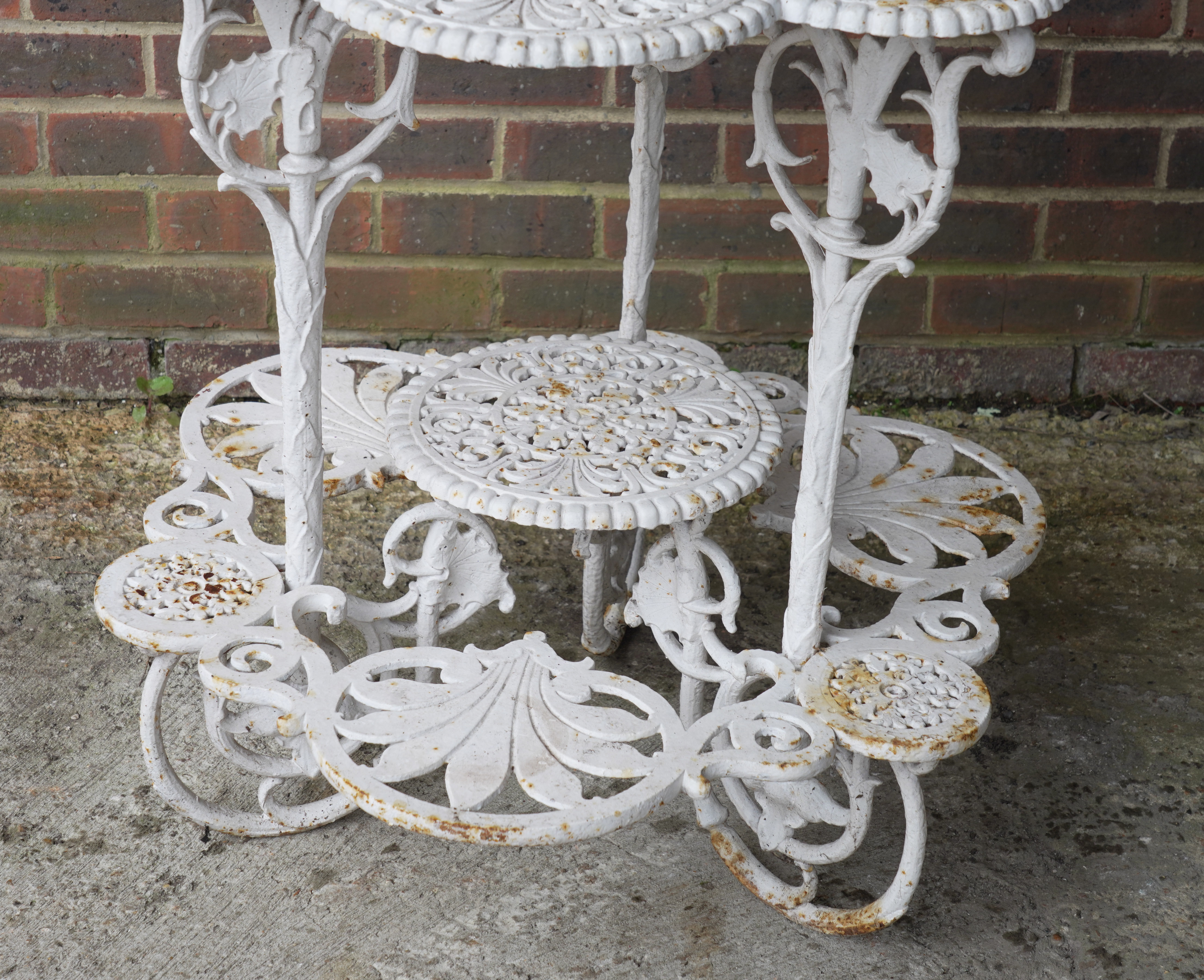 A VICTORIAN WHITE PAINTED CAST IRON FOUR TIER PLANT STAND - Image 4 of 4