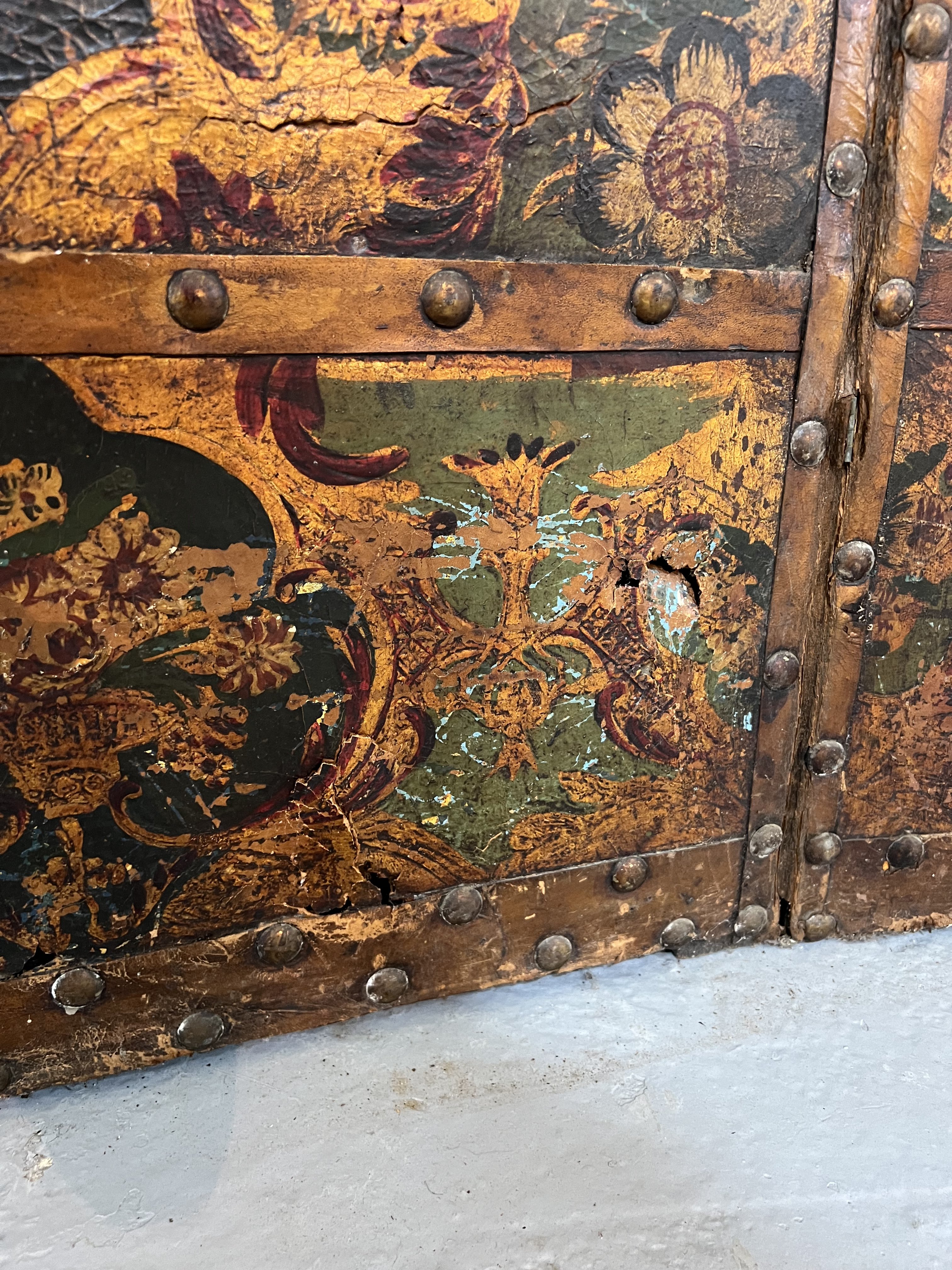 A 19TH CENTURY ITALIAN EMBOSSED PAINTED LEATHER FOUR FOLD SCREEN - Image 4 of 15