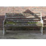 A WHITE PAINTED CAST ALUMINIUM SLATTED WOOD GARDEN BENCH