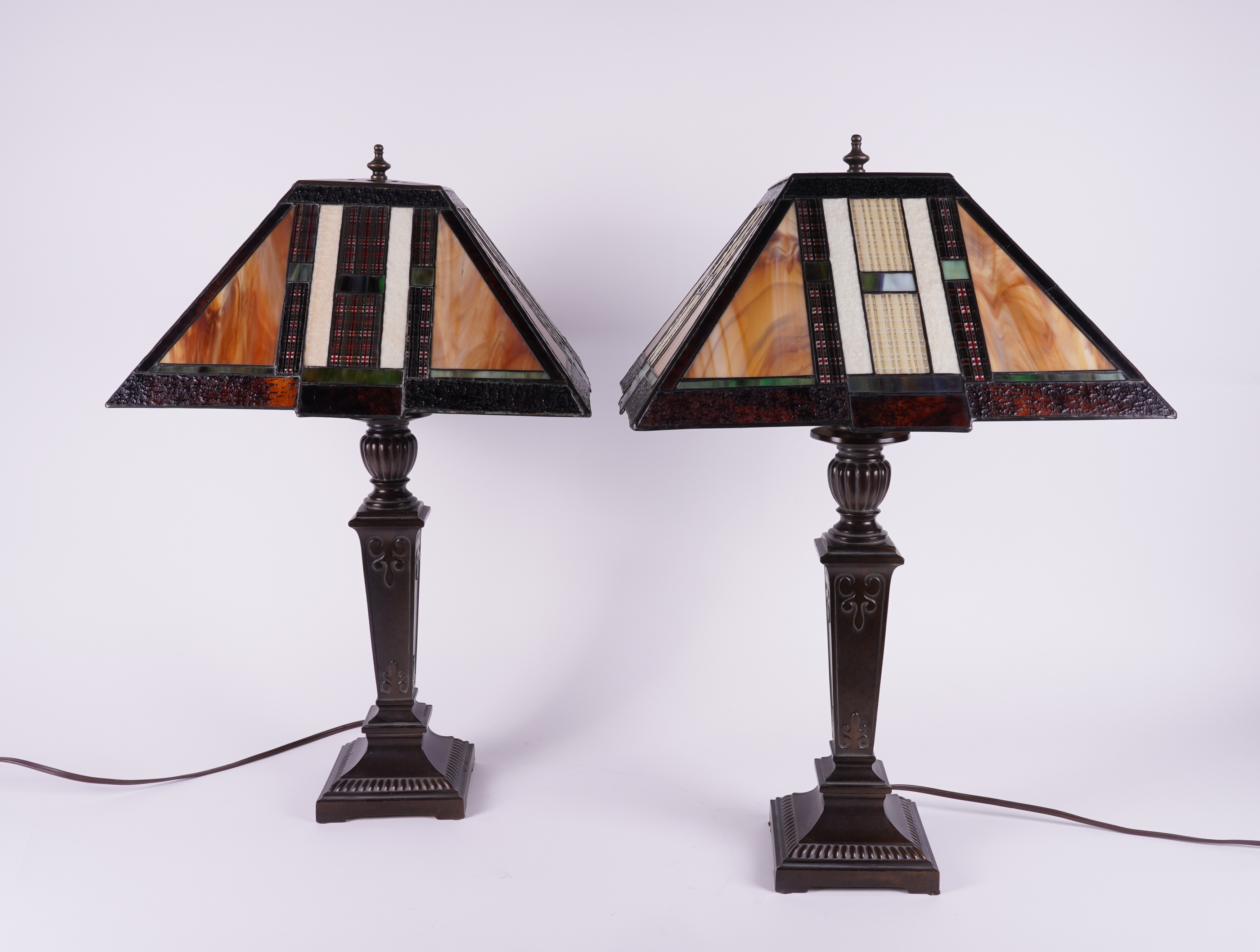 A PAIR OF AMERICAN TIFFANY STYLE TABLE LAMPS WITH STAINED GLASS SHADES (2) - Image 2 of 4