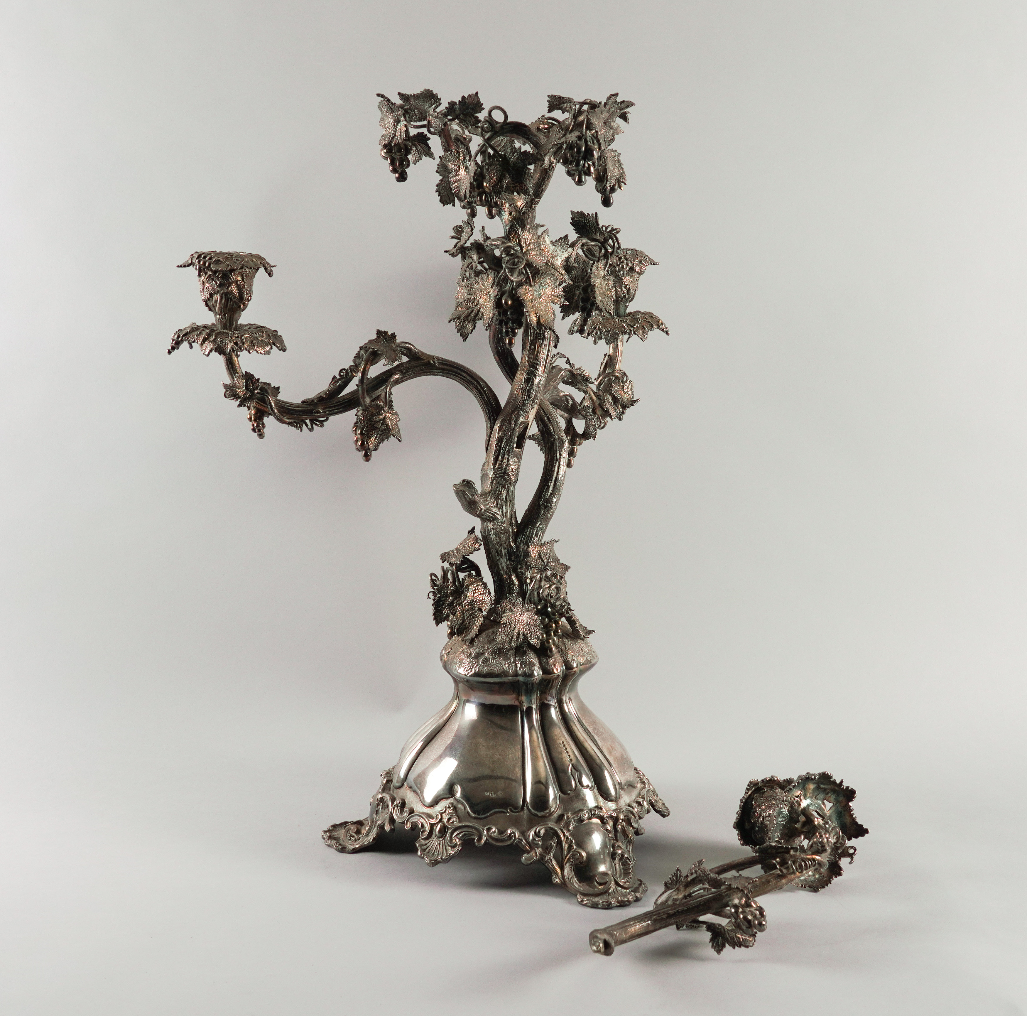 A VICTORIAN SILVER PLATED TABLE CENTREPIECE STAND - Image 3 of 3