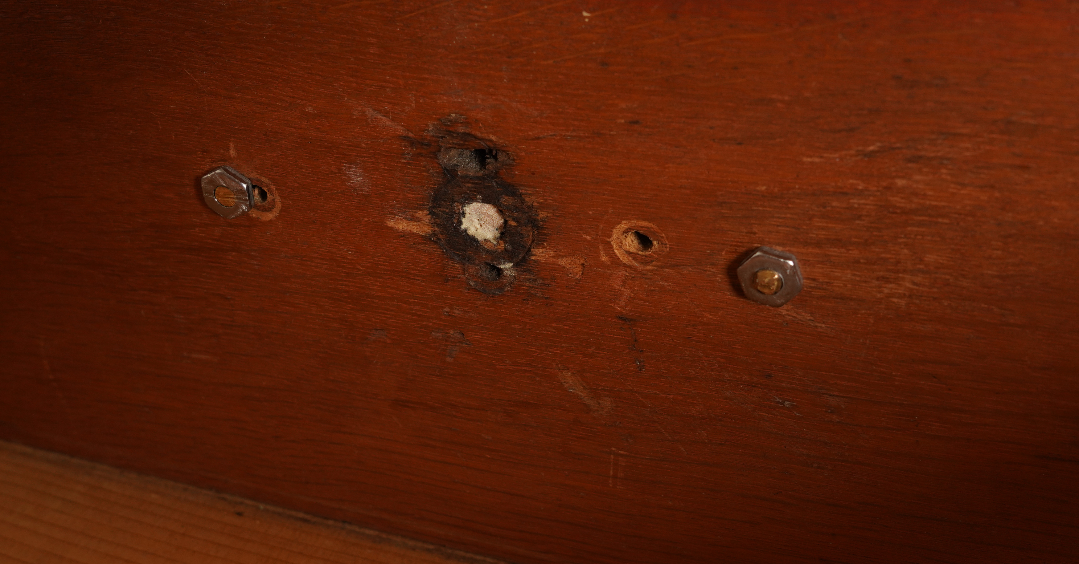 A 19TH CENTURY MAHOGANY FOUR DRAWER CHEST - Image 6 of 6