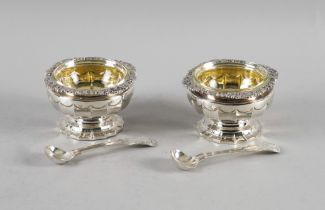 A PAIR OF GEORGE IV SILVER SALTS AND TWO SILVER SALT SPOONS (4)