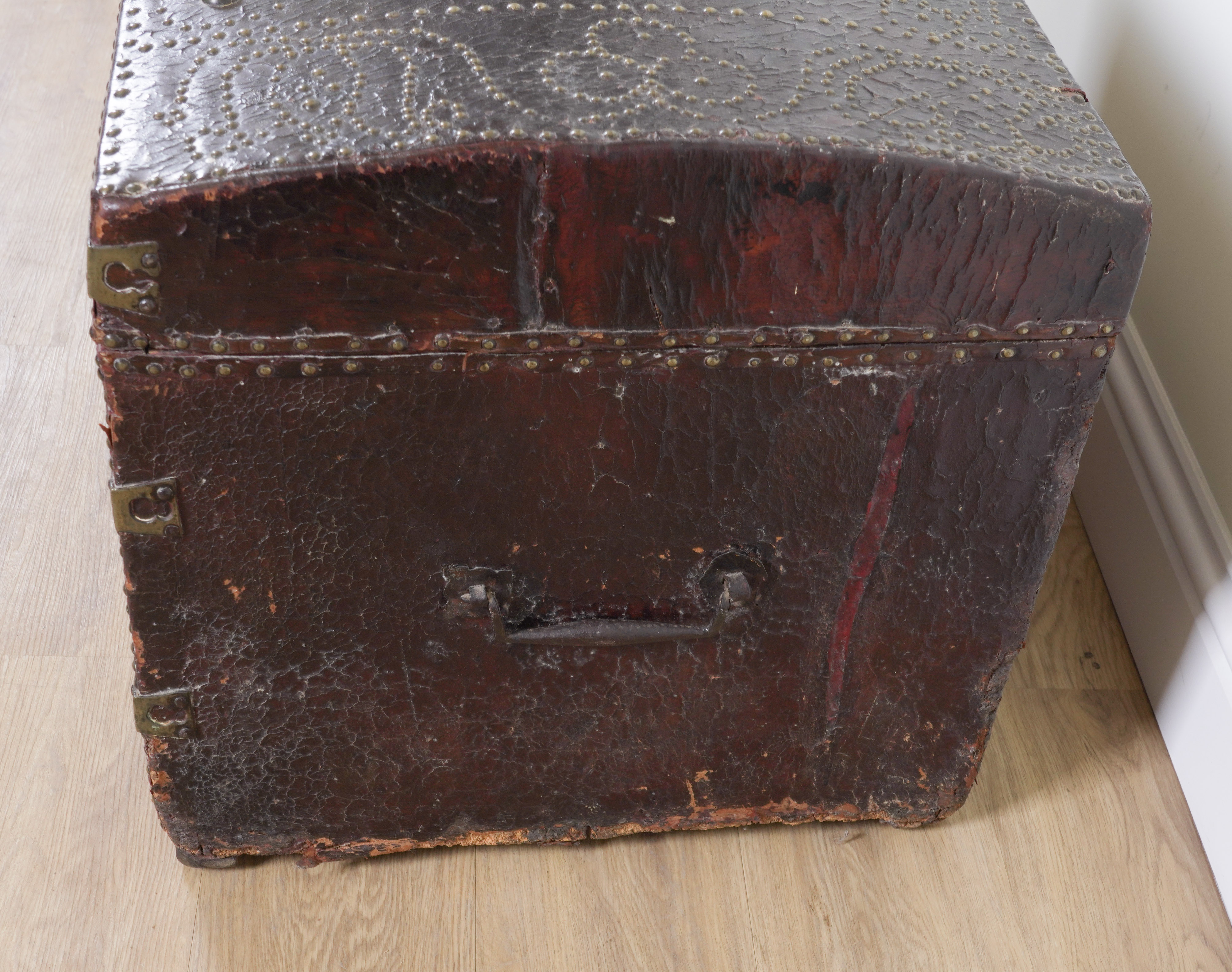 AN EARLY 18TH CENTURY BRASS STUDDED LEATHER VENEERED DOME TOPPED TRUNK - Image 8 of 8