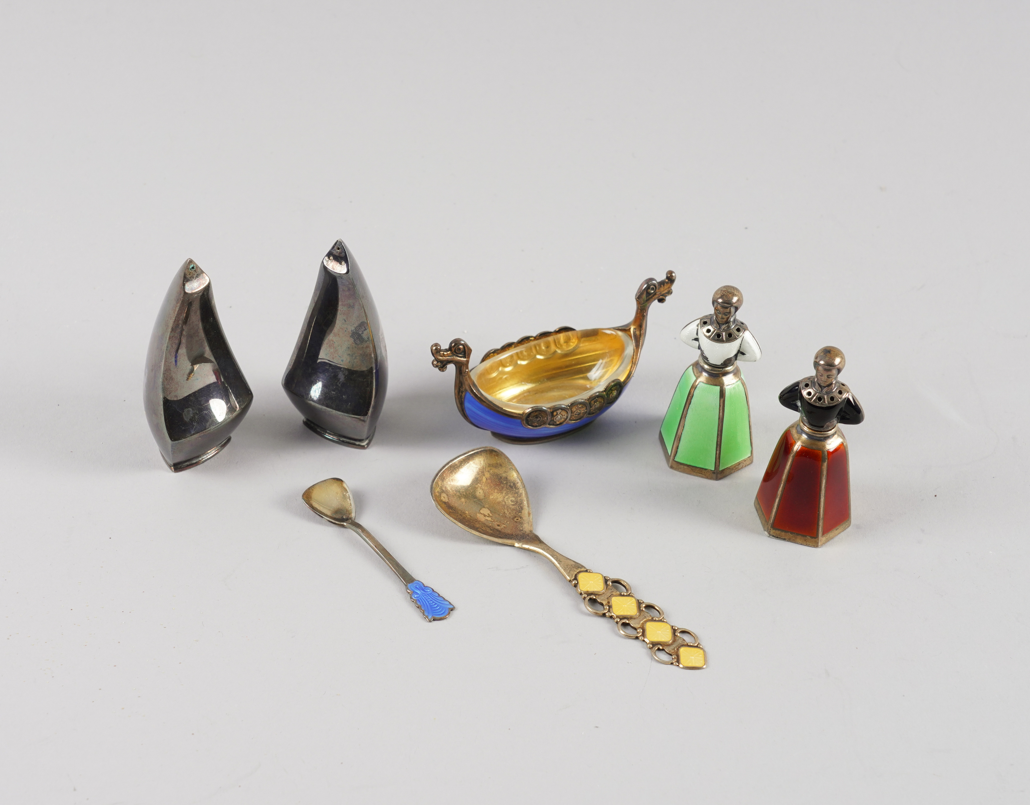 A PAIR OF NORWEGIAN STERLING SILVER AND ENAMELLED PEPPERETTES AND FIVE FURTHER ITEMS (7) - Image 2 of 3