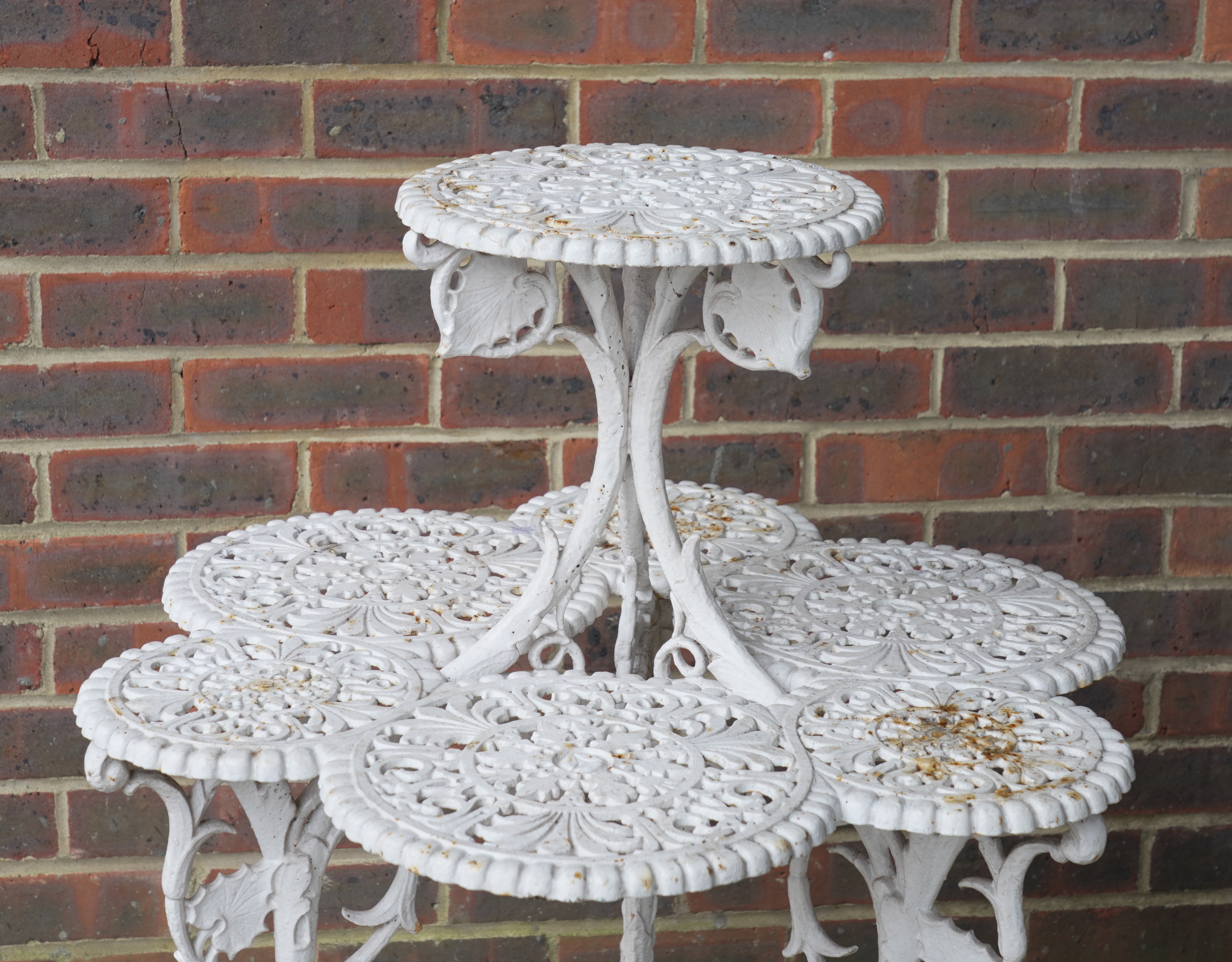 A VICTORIAN WHITE PAINTED CAST IRON FOUR TIER PLANT STAND - Image 3 of 4