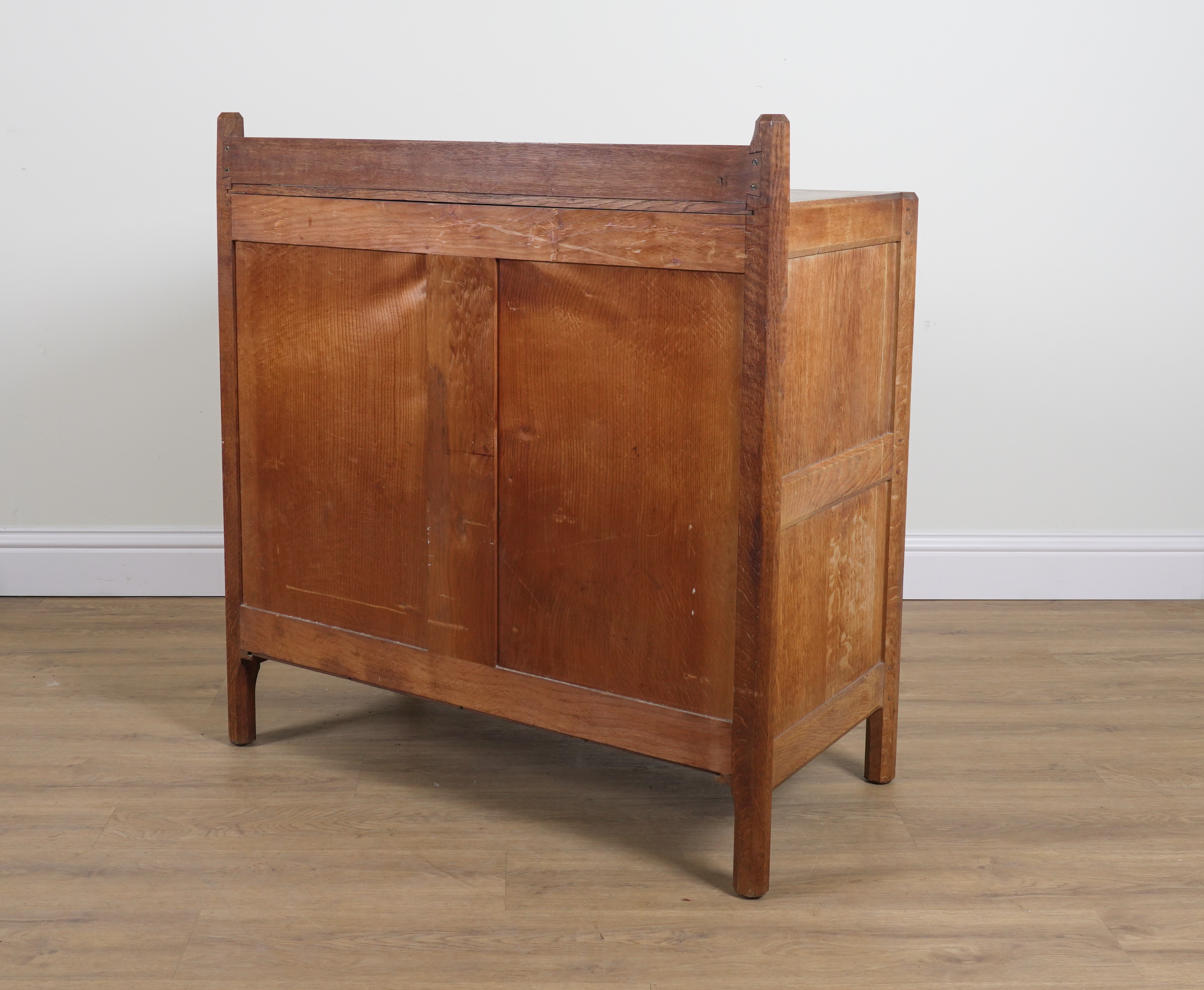 GORDON RUSSELL; A STOW OAK CHEST OF FIVE DRAWERS - Image 5 of 12