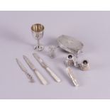 A SILVER TRINKET BOX AND SIX FURTHER ITEMS (7)