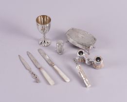 A SILVER TRINKET BOX AND SIX FURTHER ITEMS (7)