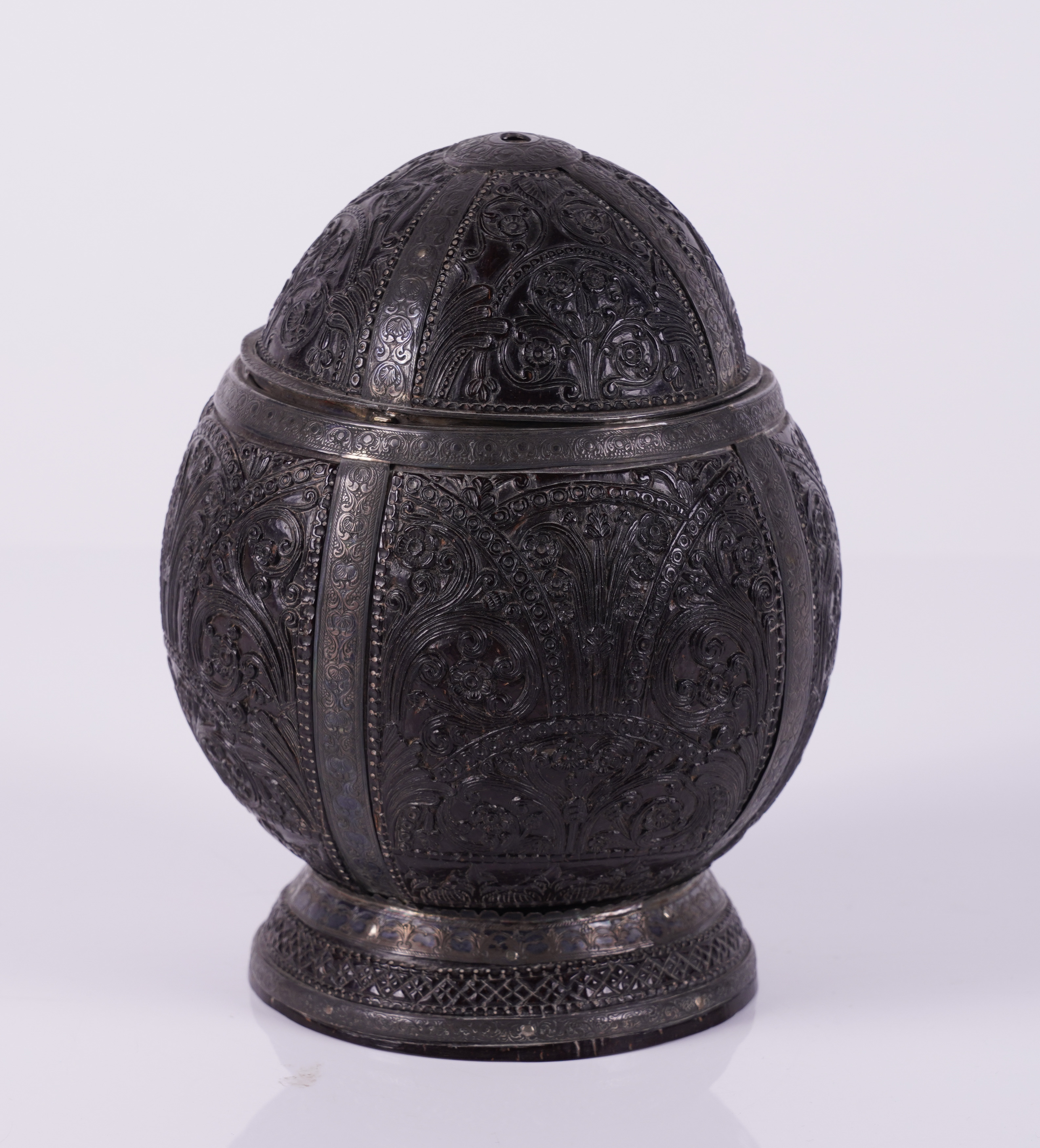 A SOUTH EAST ASIAN RELIEF CARVED AND SILVER METAL MOUNTED COCONUT CUP AND COVER - Image 10 of 14