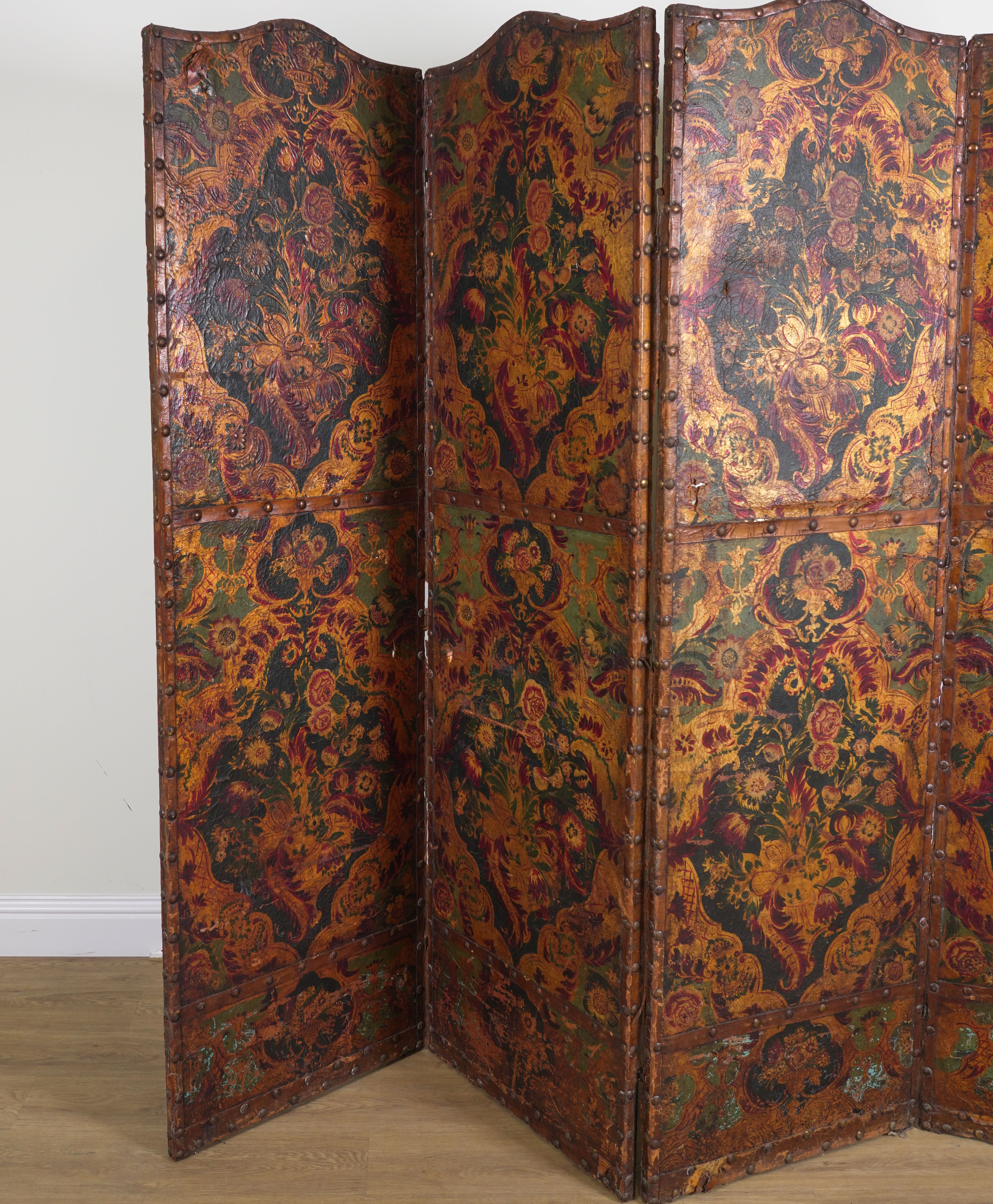 A 19TH CENTURY ITALIAN EMBOSSED PAINTED LEATHER FOUR FOLD SCREEN - Image 15 of 15