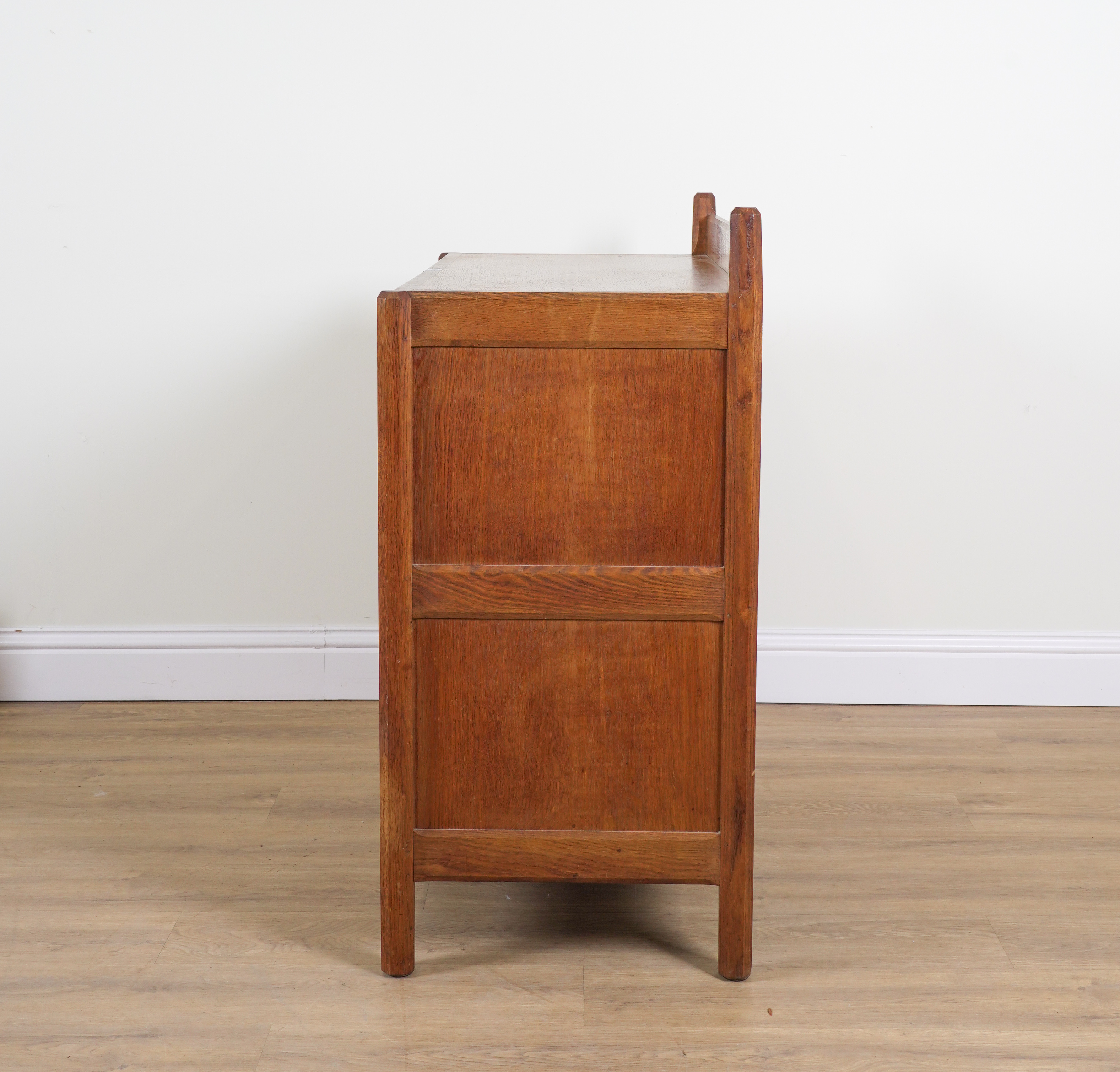 GORDON RUSSELL; A STOW OAK CHEST OF FIVE DRAWERS - Image 6 of 12