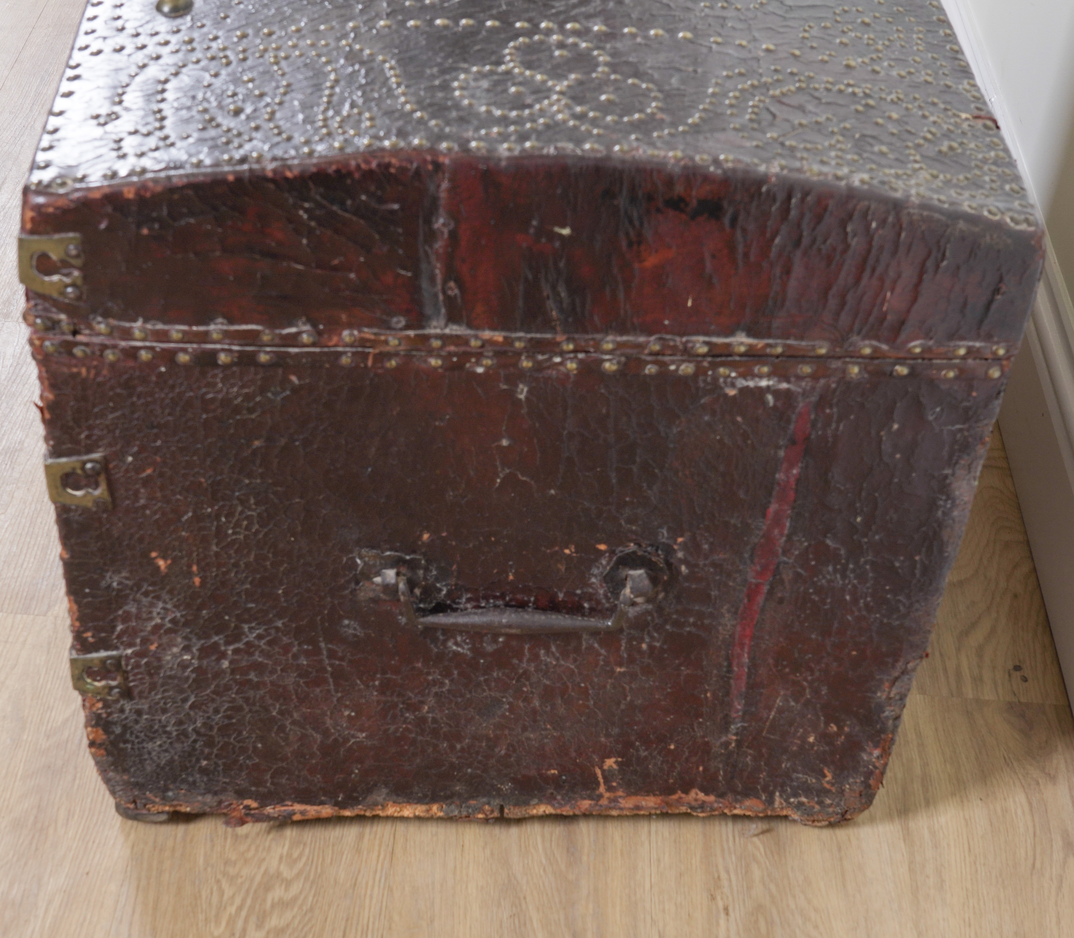 AN EARLY 18TH CENTURY BRASS STUDDED LEATHER VENEERED DOME TOPPED TRUNK - Image 7 of 8