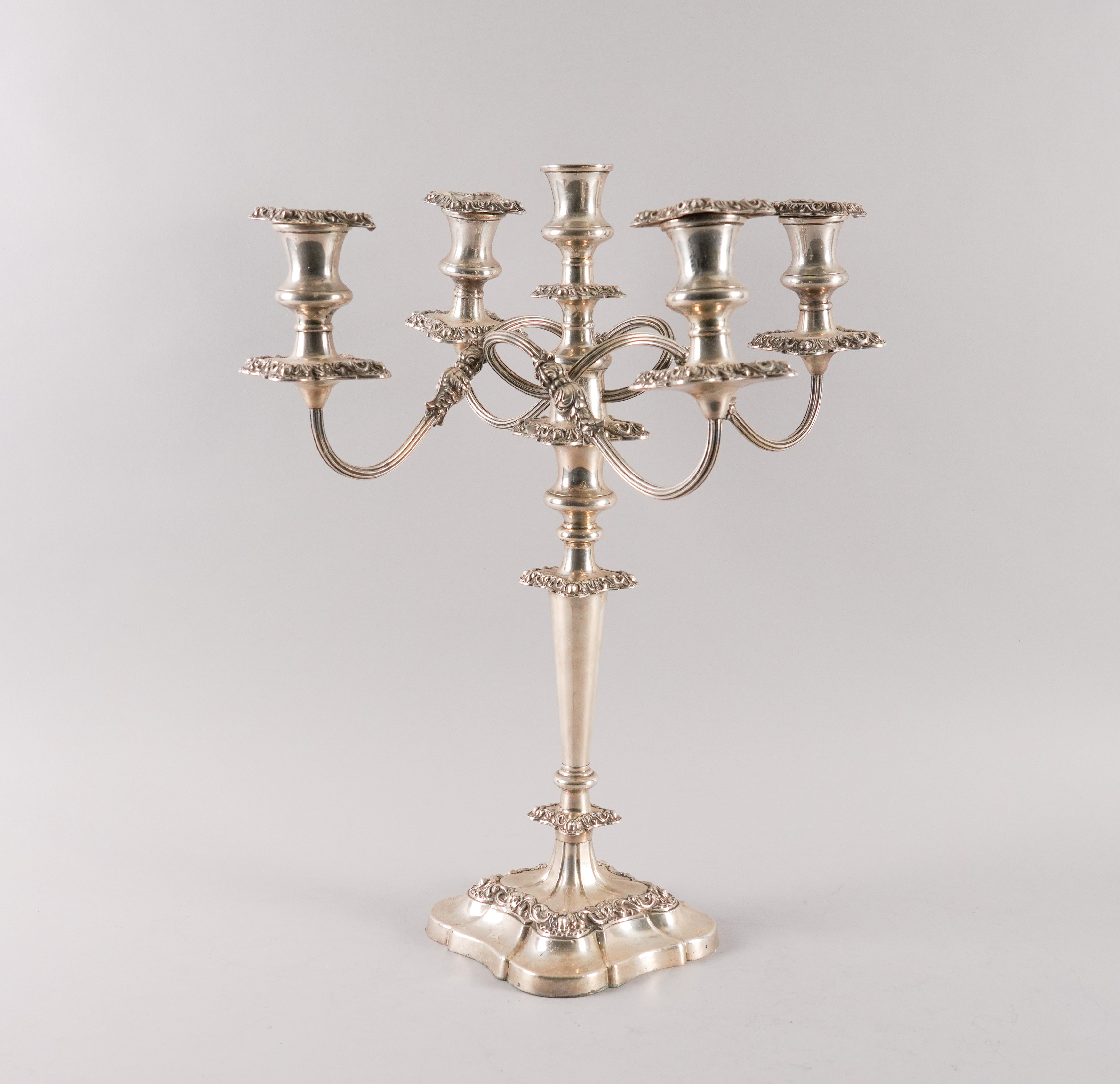 A SILVER FIVE LIGHT SINGLE TABLE CANDELABRA - Image 2 of 6