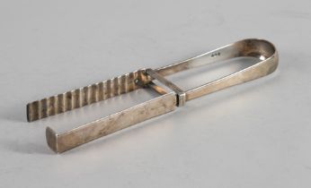A PAIR OF SILVER ASPARAGUS SERVING TONGS