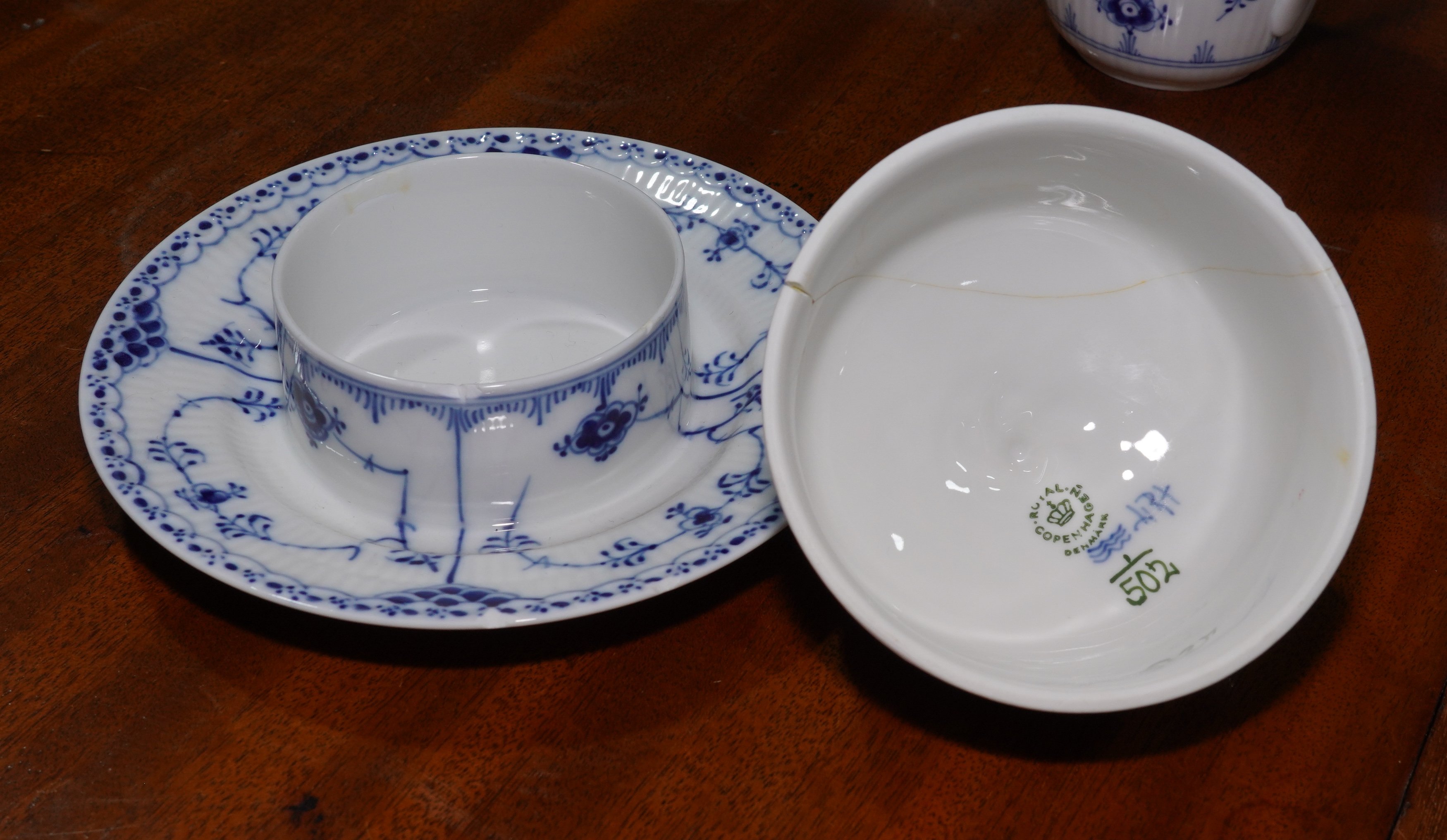 A ROYAL COPENHAGEN ASSEMBLED BLUE AND WHITE TABLE SERVICE - Image 10 of 12