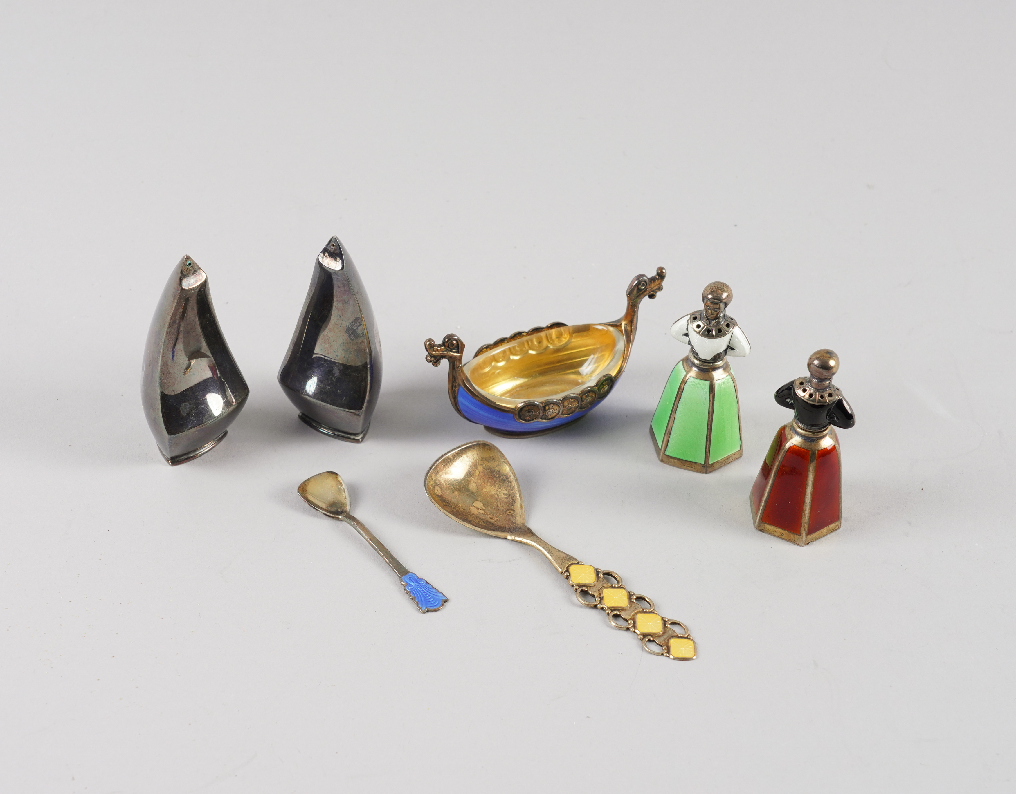 A PAIR OF NORWEGIAN STERLING SILVER AND ENAMELLED PEPPERETTES AND FIVE FURTHER ITEMS (7)