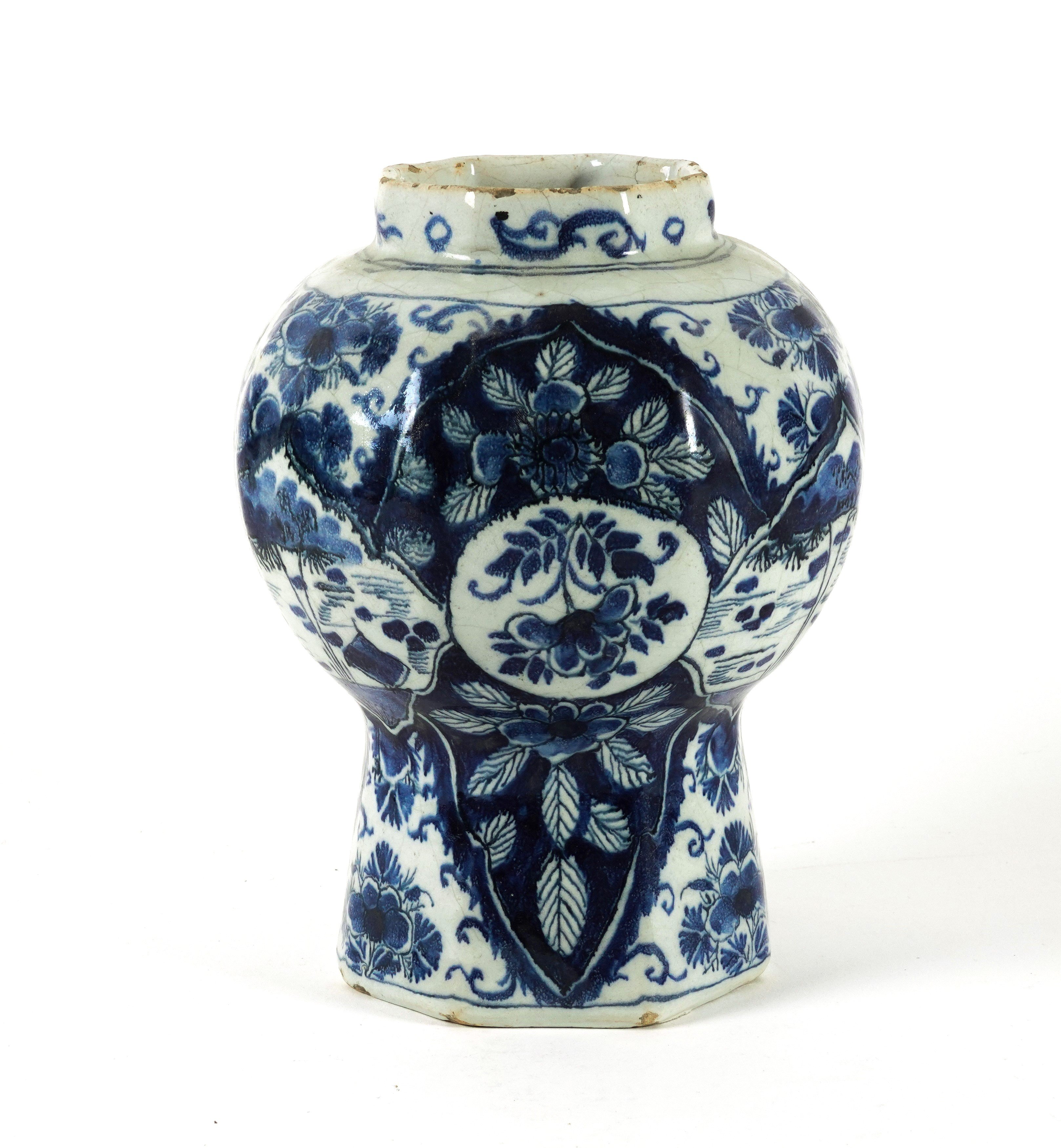 AN OCTAGONAL DUTCH DELFT BLUE AND WHITE CHINOISERIE VASE - Image 2 of 5
