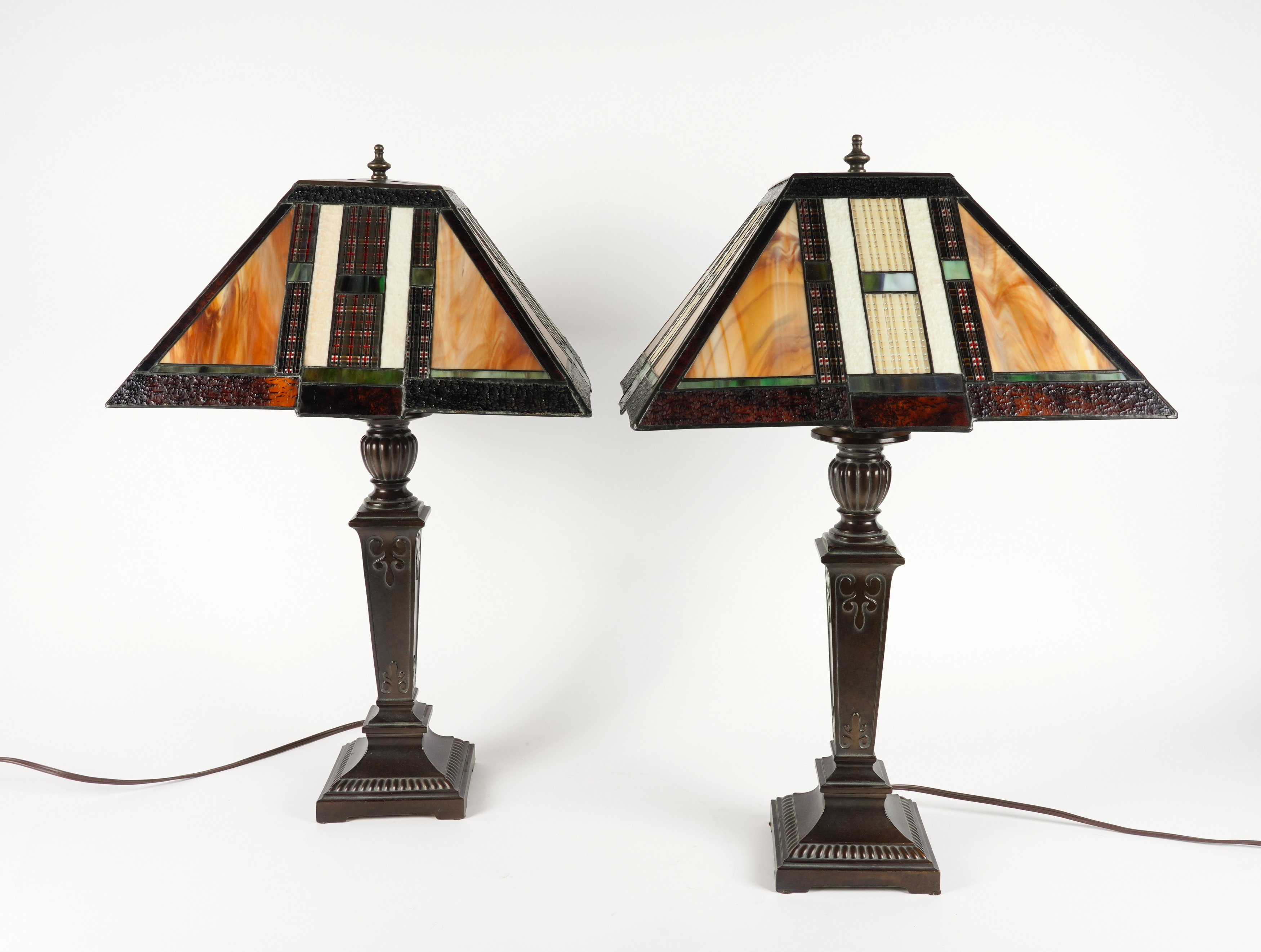 A PAIR OF AMERICAN TIFFANY STYLE TABLE LAMPS WITH STAINED GLASS SHADES (2)