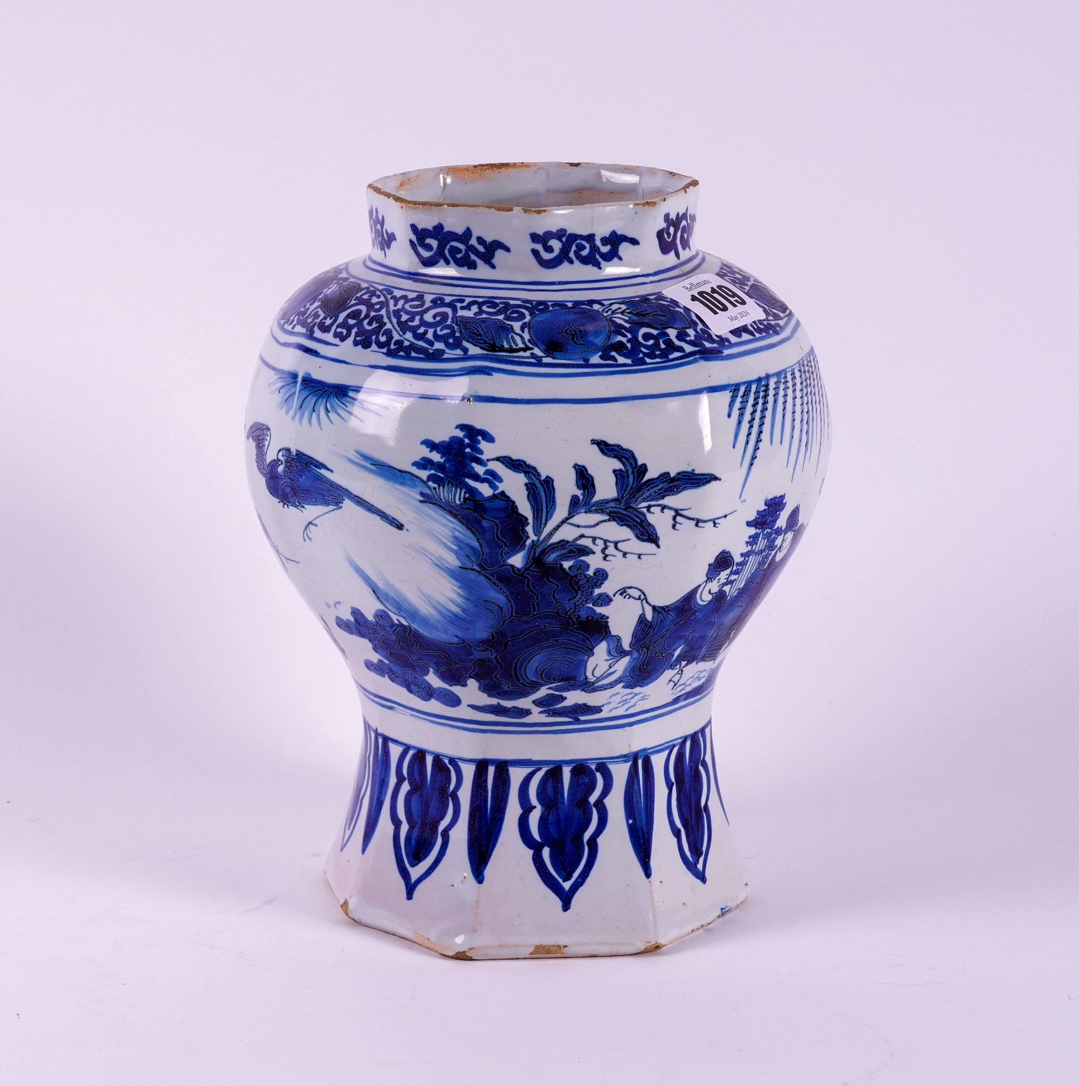 AN OCTAGONAL DUTCH DELFT BLUE AND WHITE CHINOISERIE VASE - Image 4 of 5