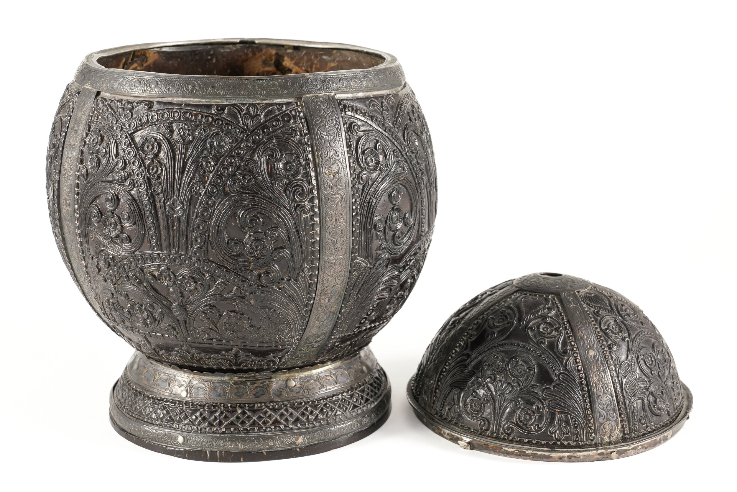 A SOUTH EAST ASIAN RELIEF CARVED AND SILVER METAL MOUNTED COCONUT CUP AND COVER - Image 6 of 14