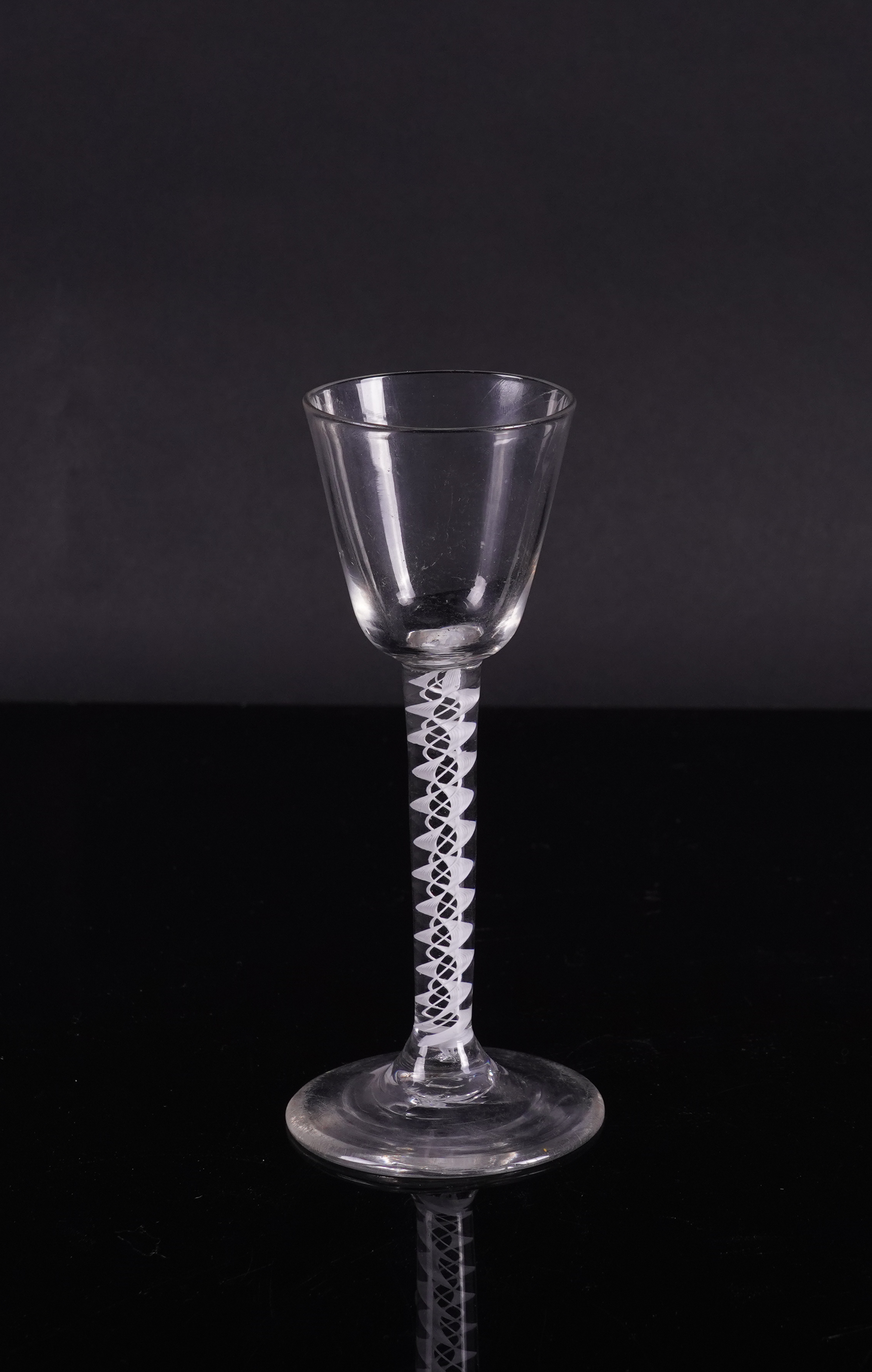 AN OPAQUE TWIST WINE GLASS