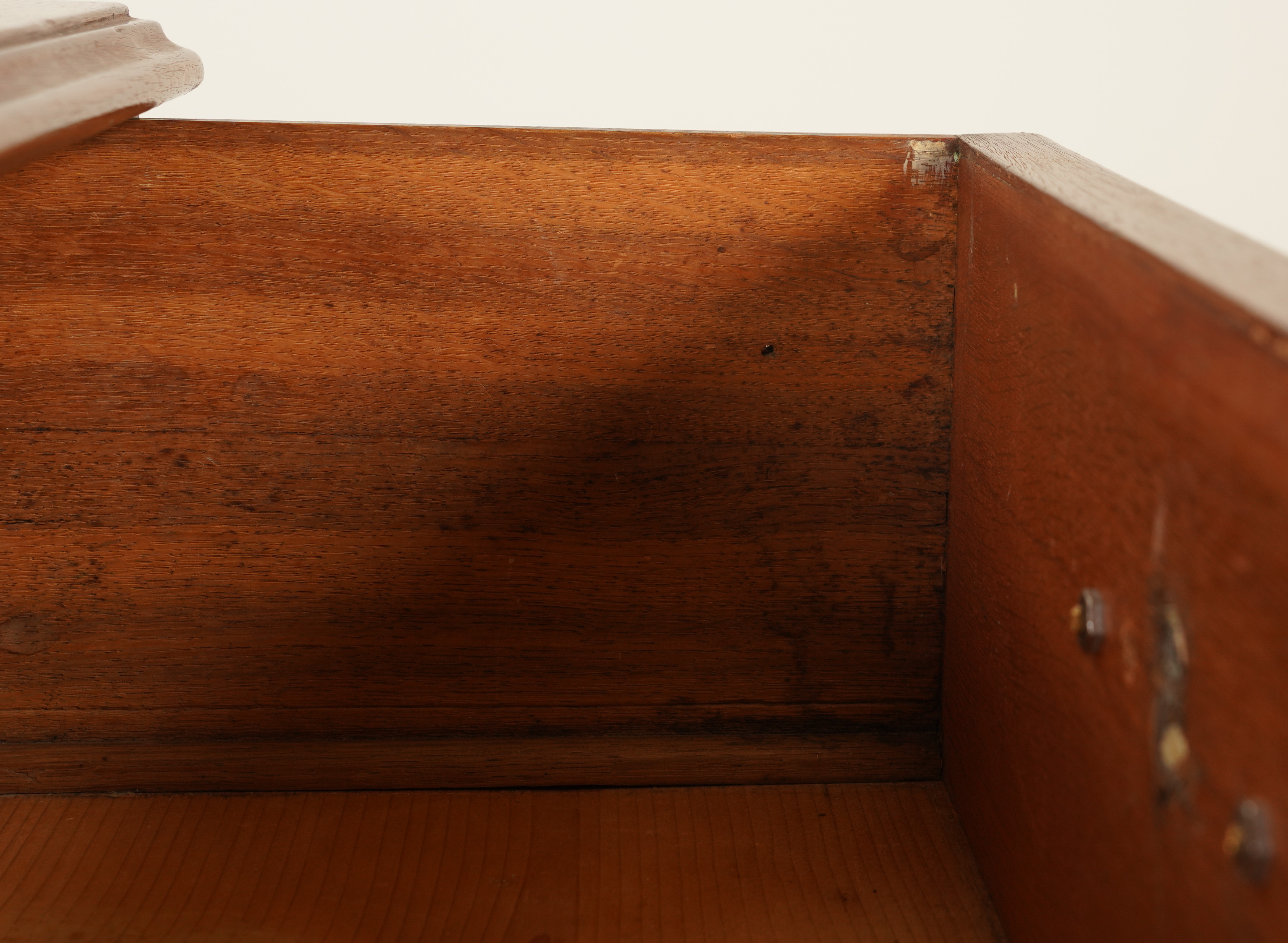A 19TH CENTURY MAHOGANY FOUR DRAWER CHEST - Image 3 of 6