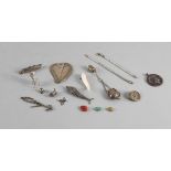 A PROPELLING PENCIL, AN ARTICULATED FILIGREE FISH AND FIFTEEN FURTHER ITEMS (17)