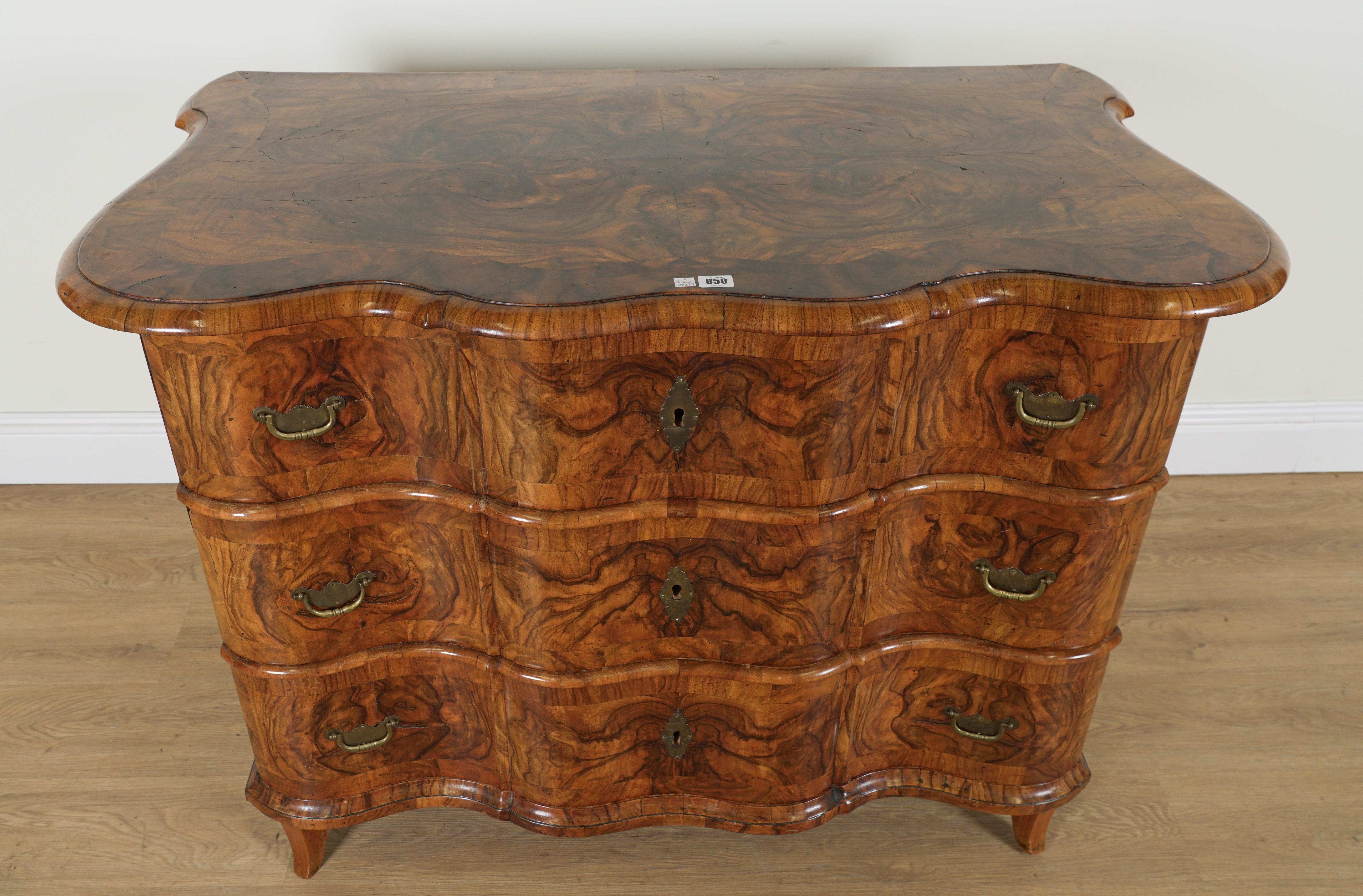 A 17TH CENTURY EUROPEAN WALNUT SERPENTINE THREE DRAWER COMMODE - Image 5 of 6