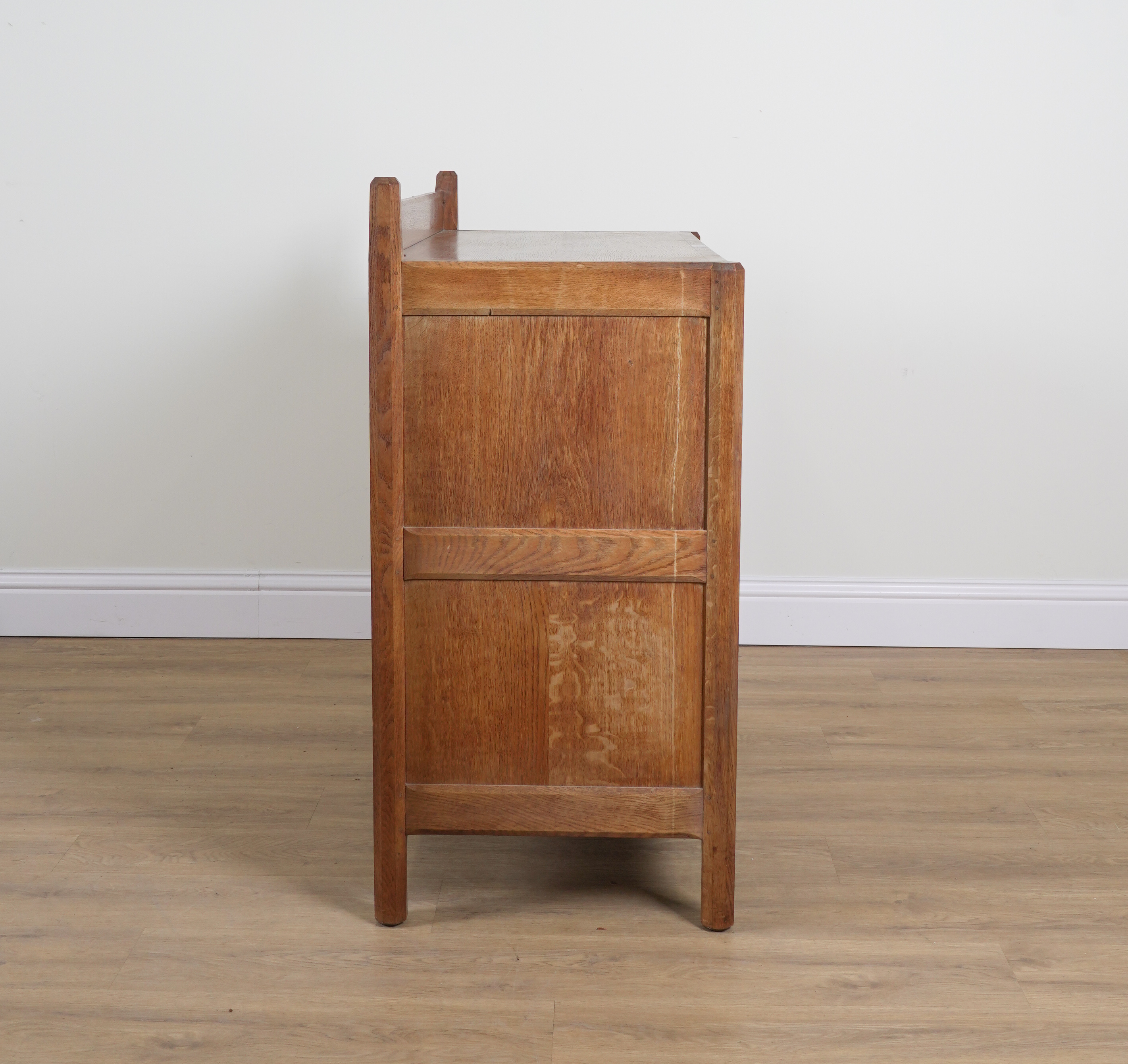 GORDON RUSSELL; A STOW OAK CHEST OF FIVE DRAWERS - Image 4 of 12