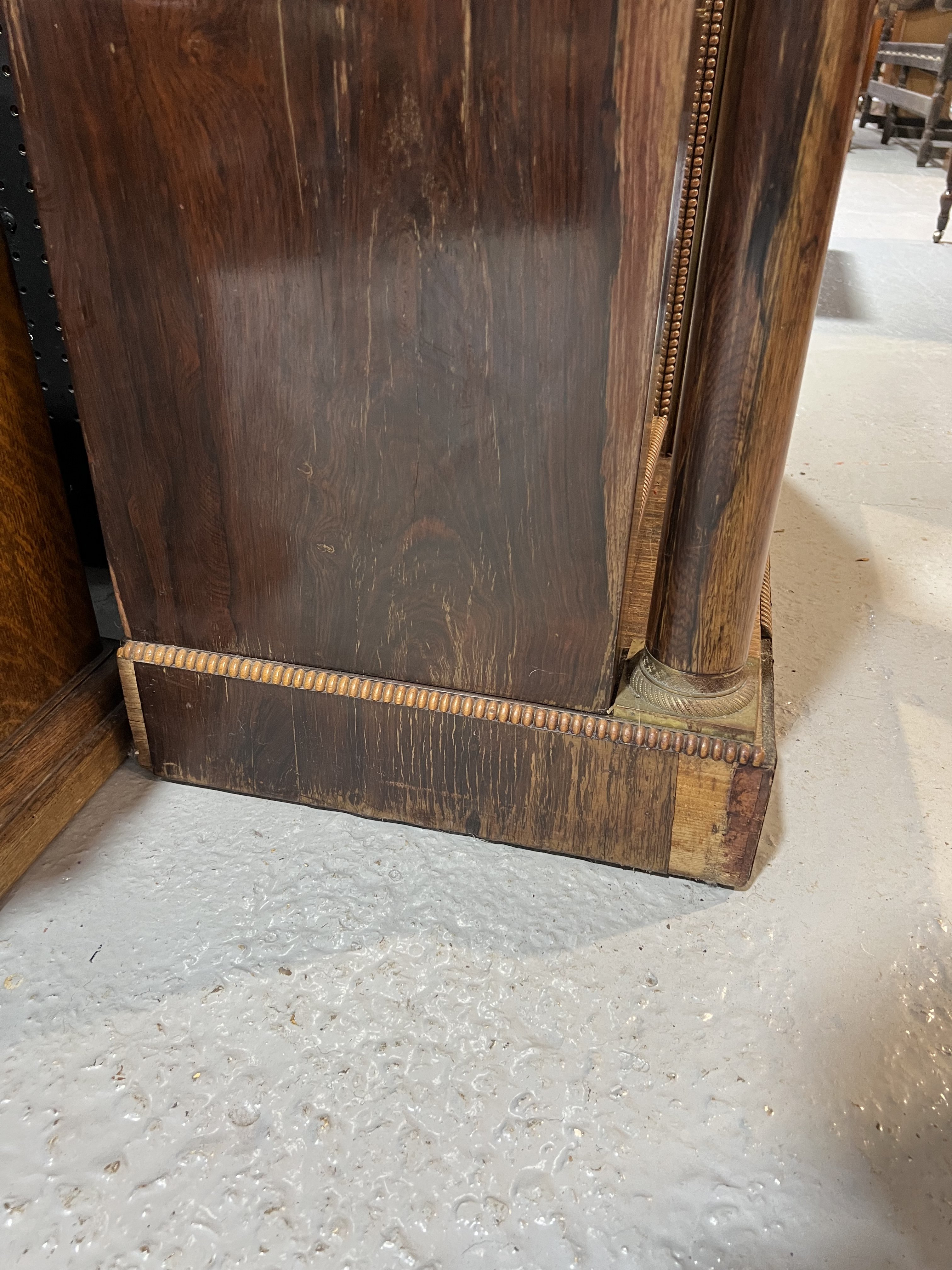 A REGENCY ROSEWOOD MIRRORED BACK CHIFFONIER - Image 2 of 10