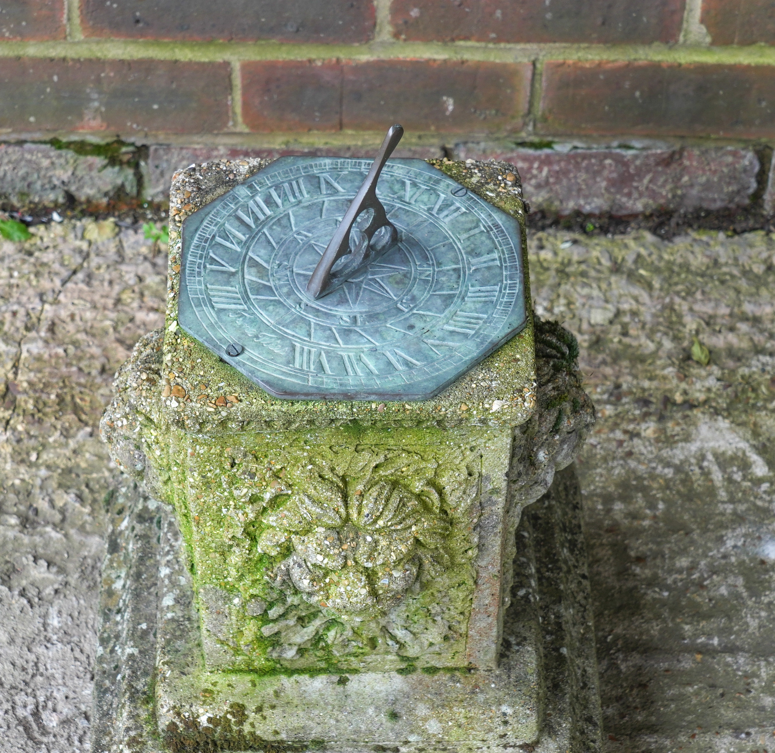 A RECONSTITUTED STONE SUN DIAL - Image 2 of 2