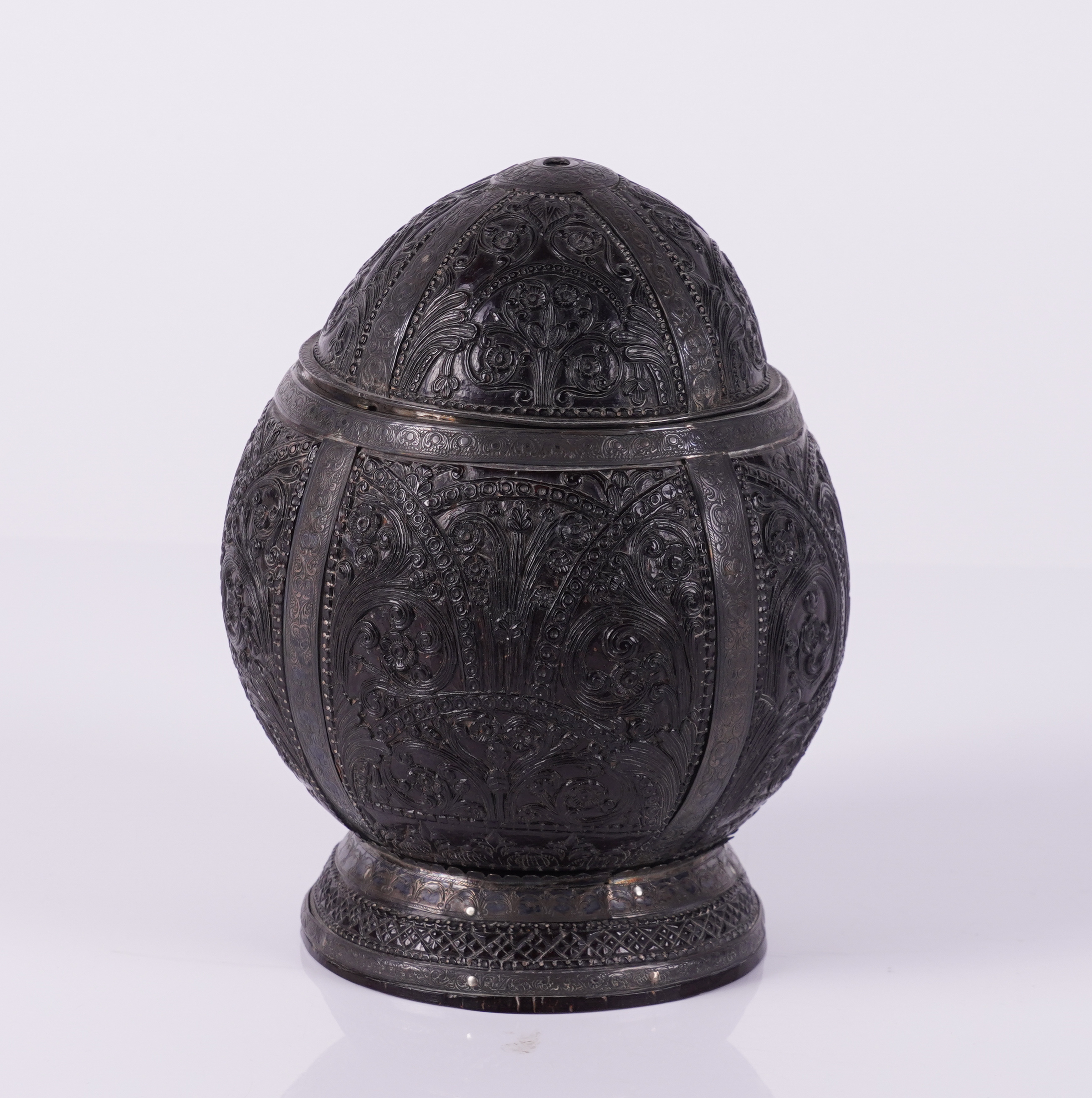 A SOUTH EAST ASIAN RELIEF CARVED AND SILVER METAL MOUNTED COCONUT CUP AND COVER - Image 9 of 14