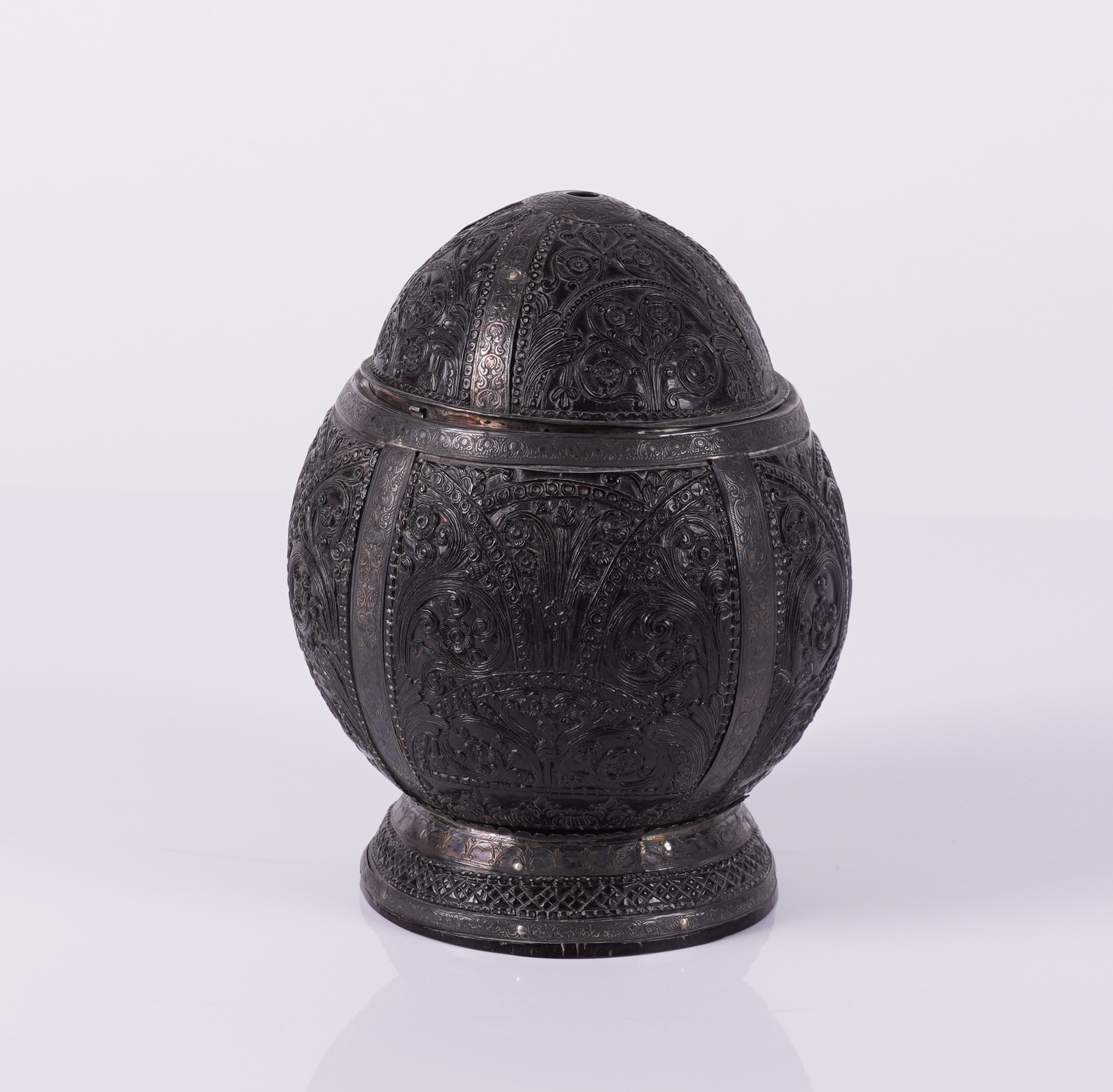 A SOUTH EAST ASIAN RELIEF CARVED AND SILVER METAL MOUNTED COCONUT CUP AND COVER - Image 8 of 14