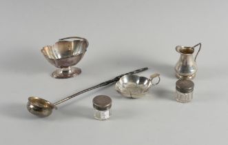 A SILVER BASKET AND FIVE FURTHER ITEMS (6)