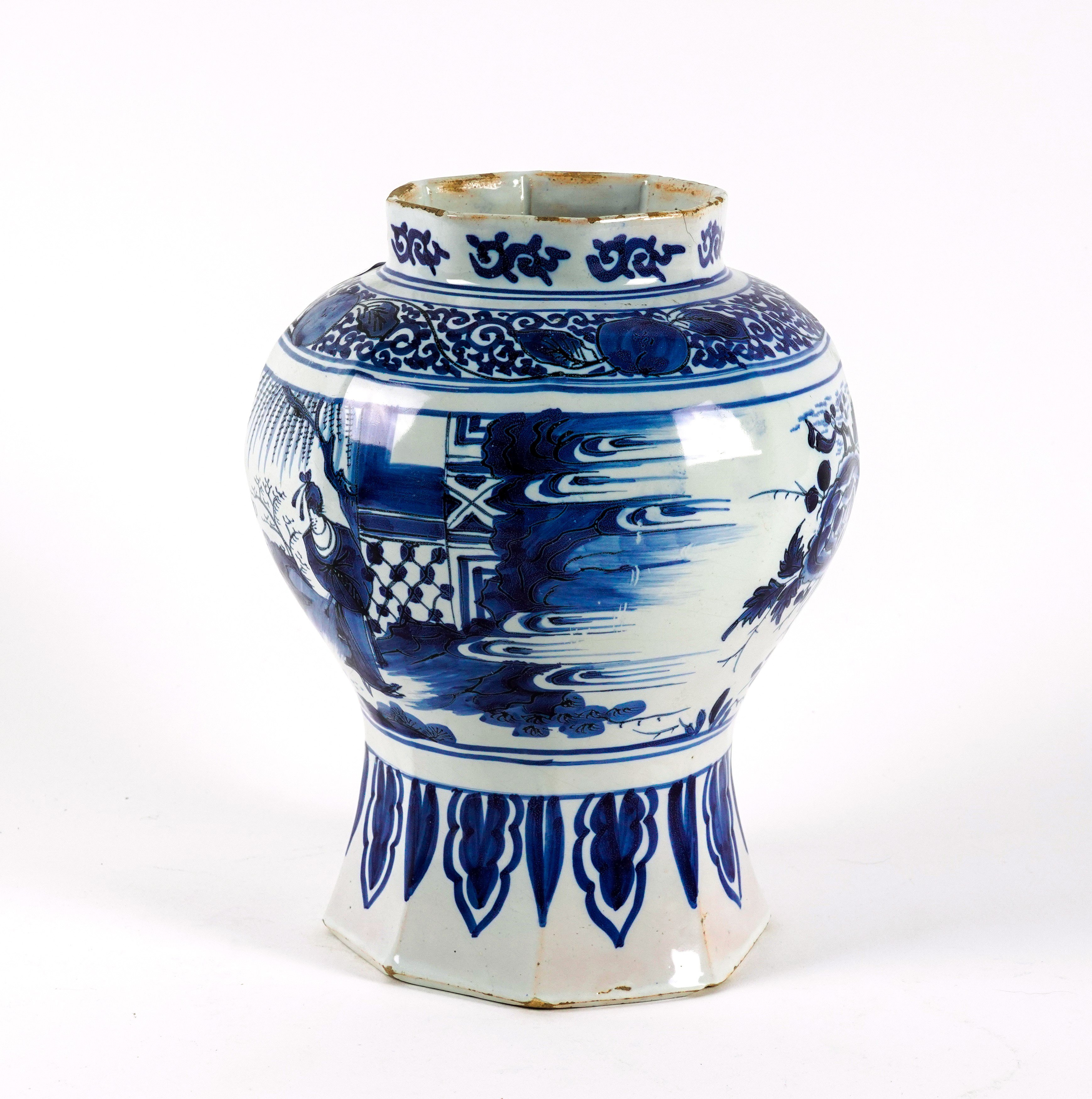 AN OCTAGONAL DUTCH DELFT BLUE AND WHITE CHINOISERIE VASE - Image 2 of 5