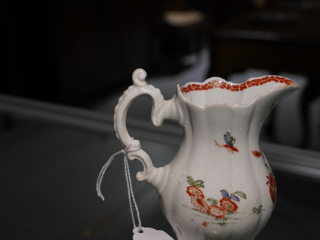 AN EARLY WORCESTER PORCELAIN CREAM JUG - Image 4 of 9