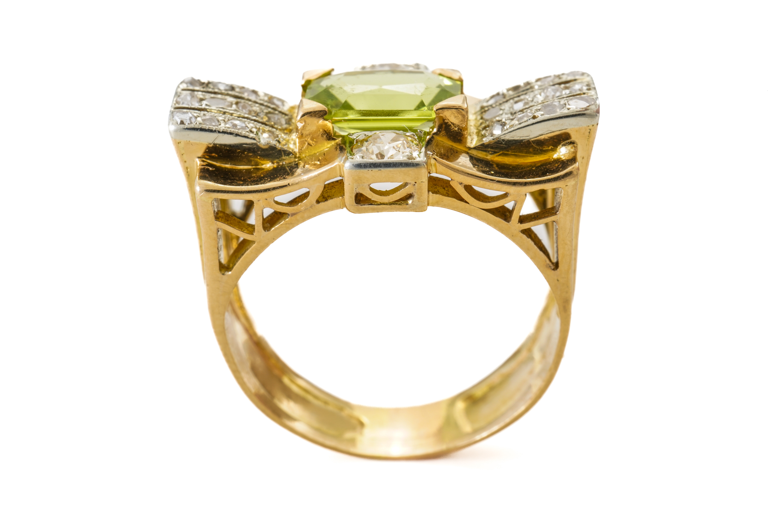 A PERIDOT AND DIAMOND RING - Image 5 of 5