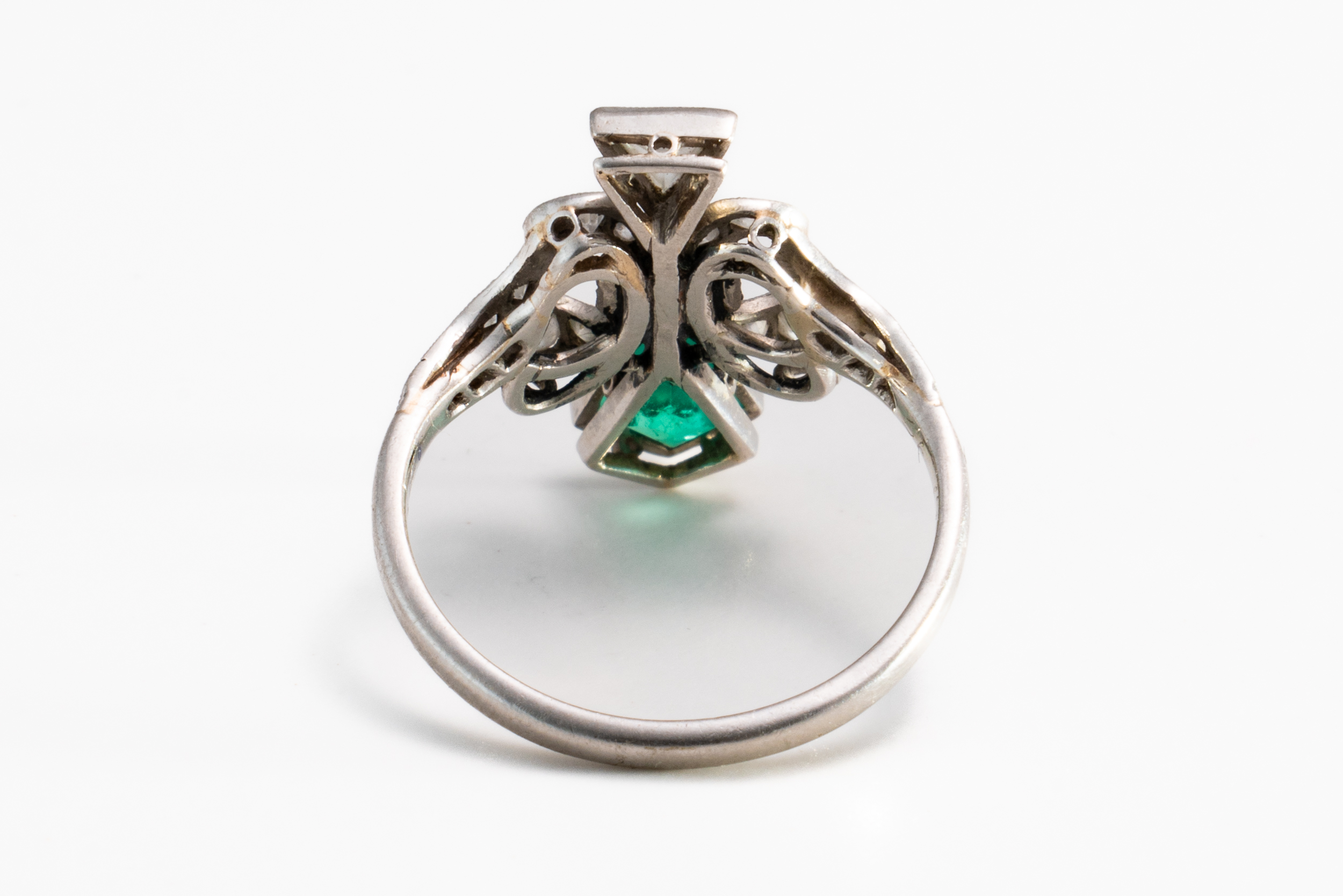 AN ART DECO EMERALD AND DIAMOND RING - Image 3 of 3
